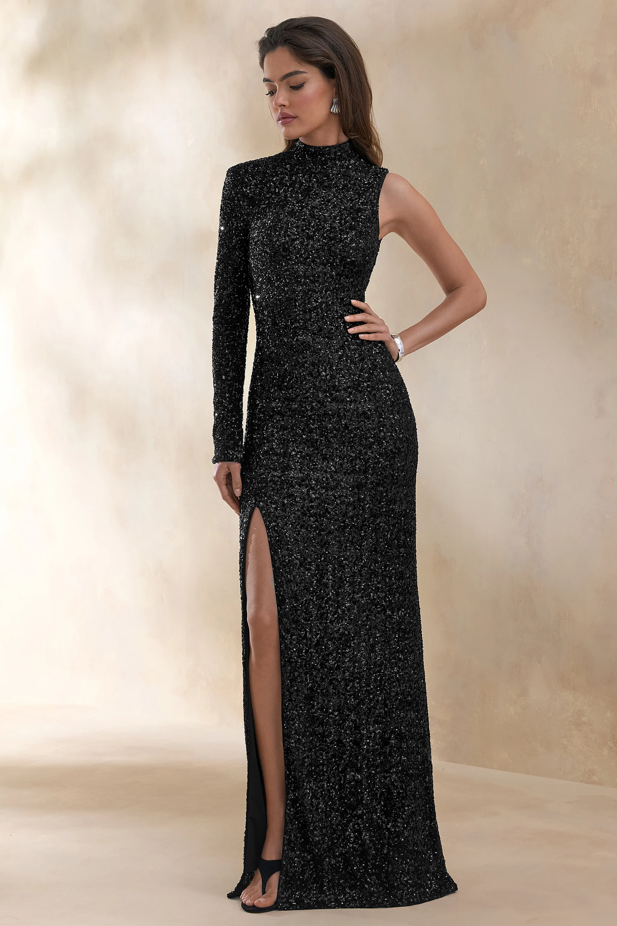 Mery | Schwarzes Pailletten-Maxikleid mit hohem Ausschnitt und einärmligem Design - Image 6