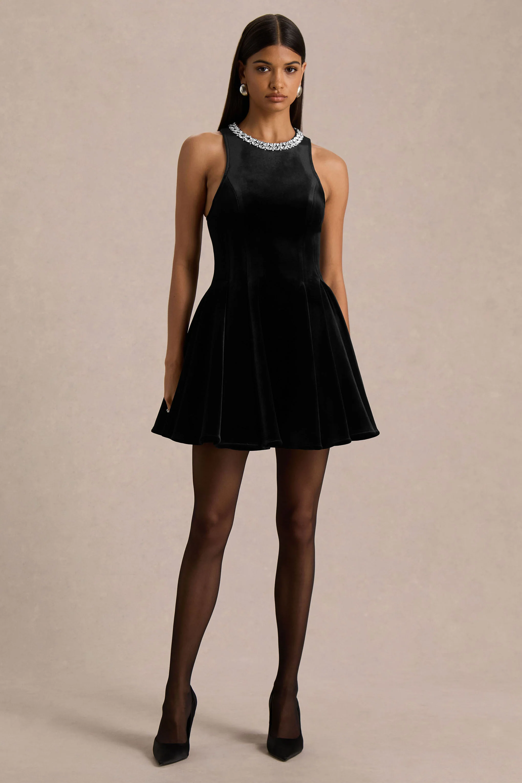 Meva | Schwarzes Samt-Minikleid mit Verzierungen und hohem Ausschnitt - Image 5