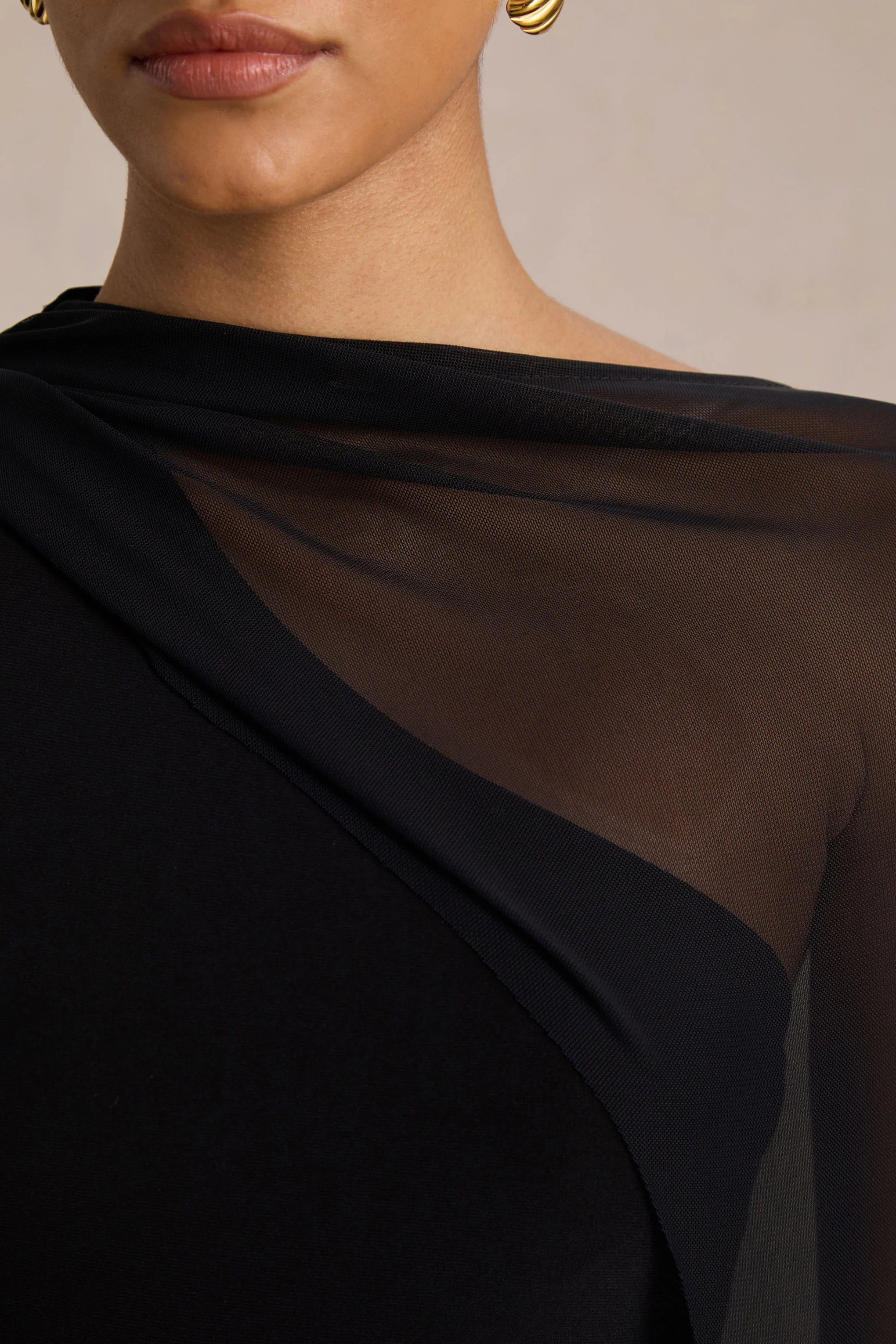 Mirelle | Schwarzes Maxikleid mit asymmetrischem Ausschnitt und transparentem Cape-Ärmel - Image 3
