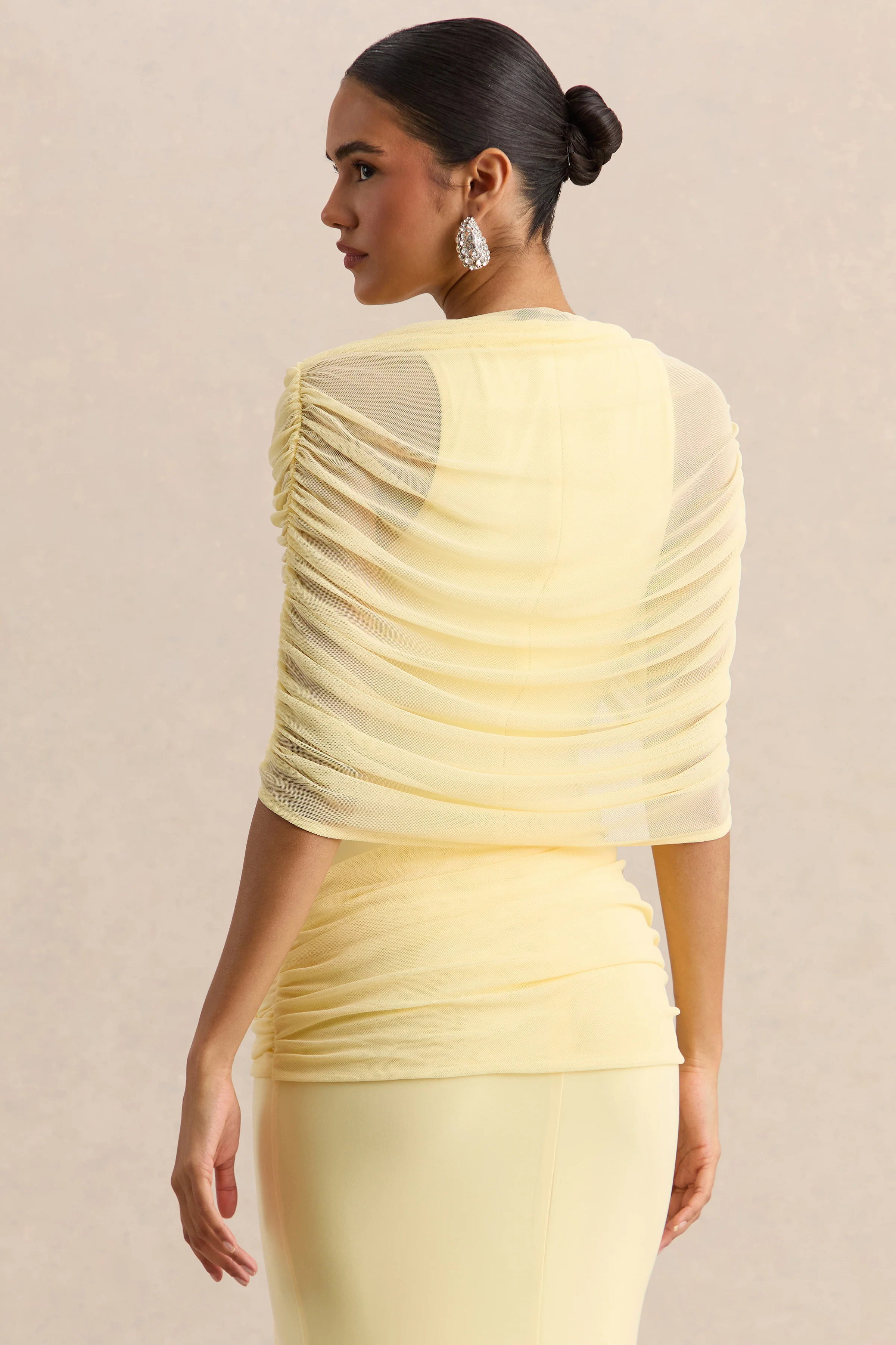 Mirene | Zitronengelbes Maxikleid mit Rundhalsausschnitt, gerafften Details und Schärpe - Image 5