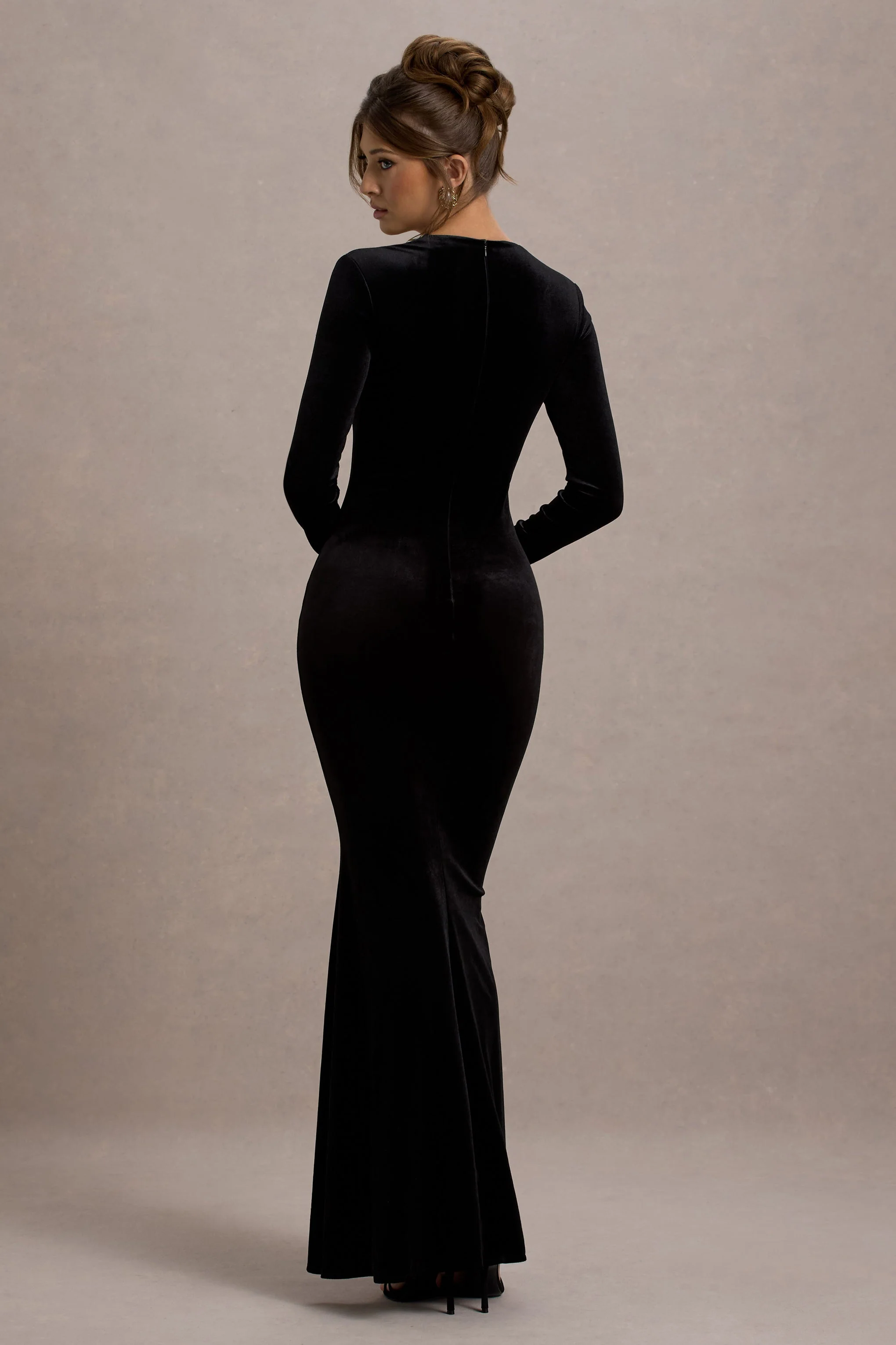 Morana | Schwarzes Samt-Maxikleid mit quadratischem Ausschnitt und langen Ärmeln - Image 2