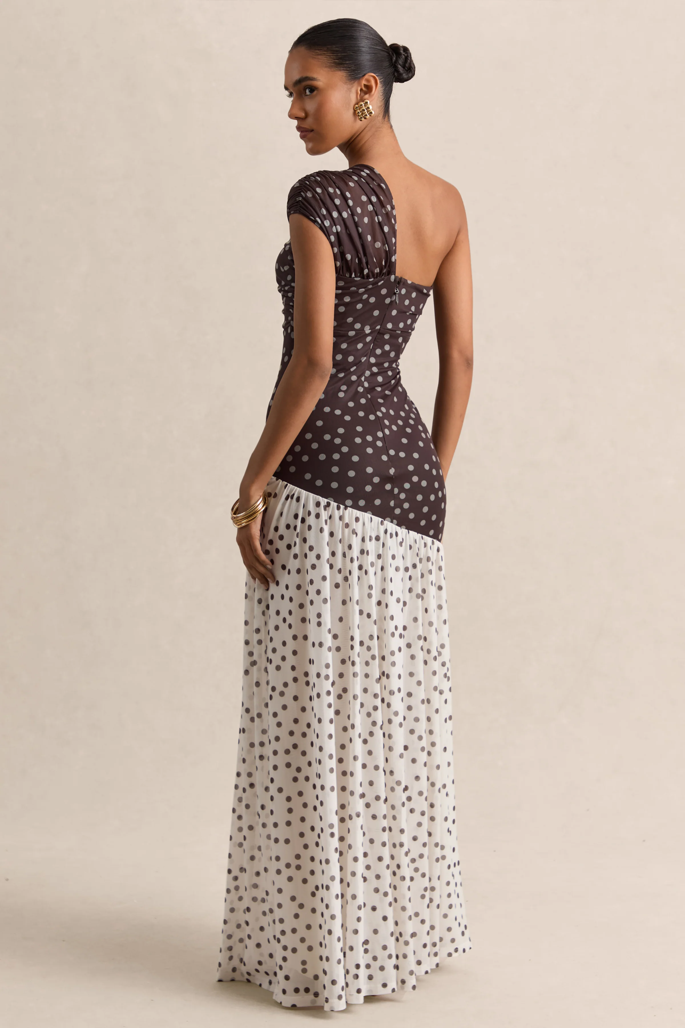 Motira | Braunes Maxikleid mit Polka Dots, asymmetrischem Ausschnitt und asymmetrisch angesetzter Taille - Image 2