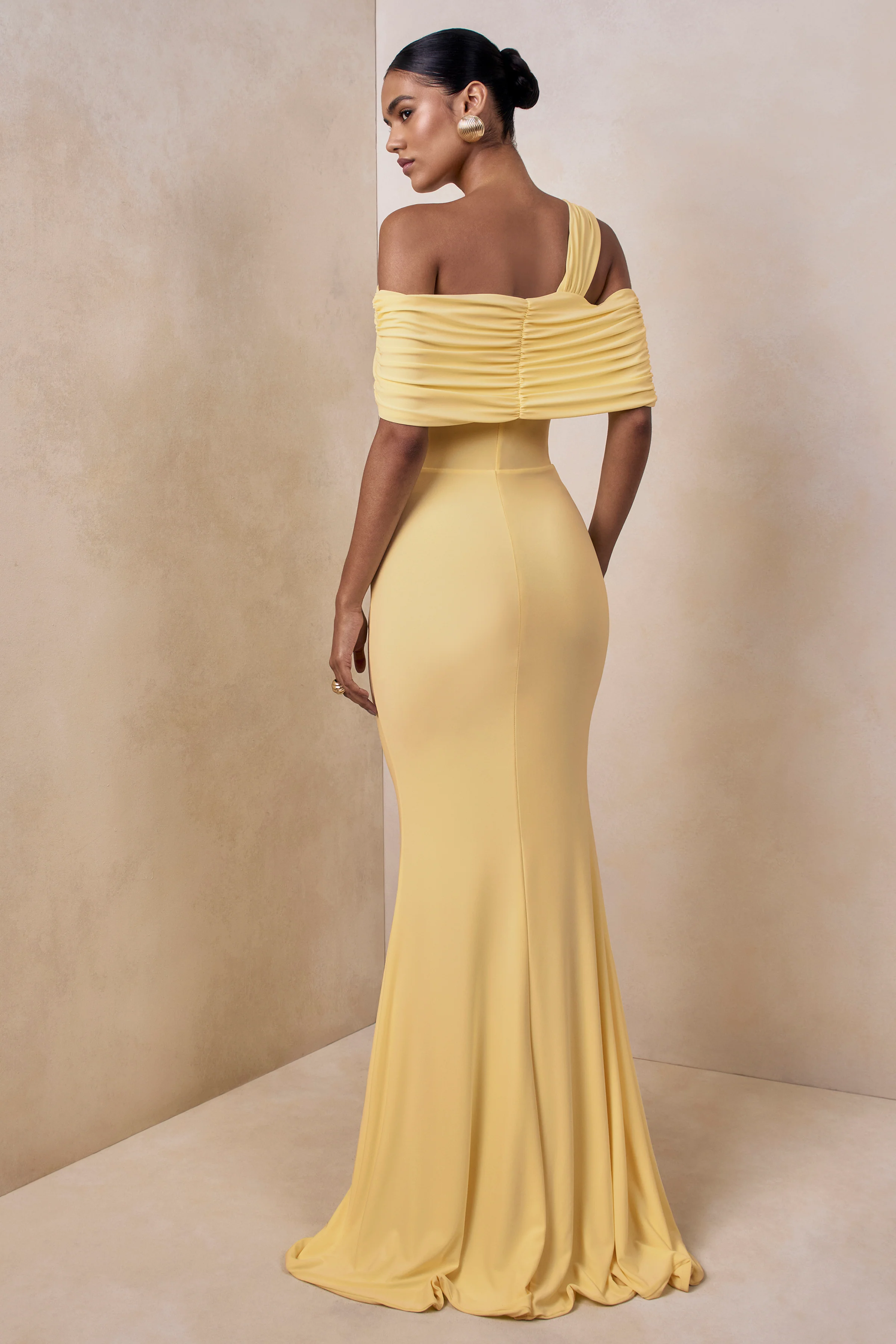 Nala | Zitronengelbes Maxikleid mit asymmetrischem Ausschnitt und Raffungen - Image 2