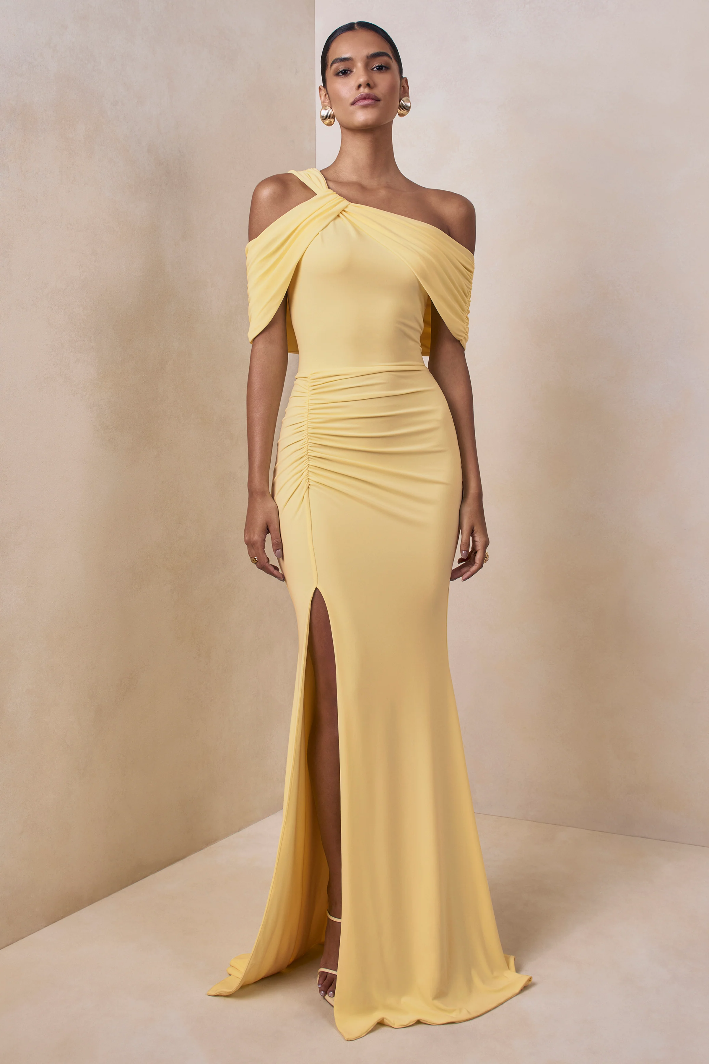 Nala | Zitronengelbes Maxikleid mit asymmetrischem Ausschnitt und Raffungen - Image 4