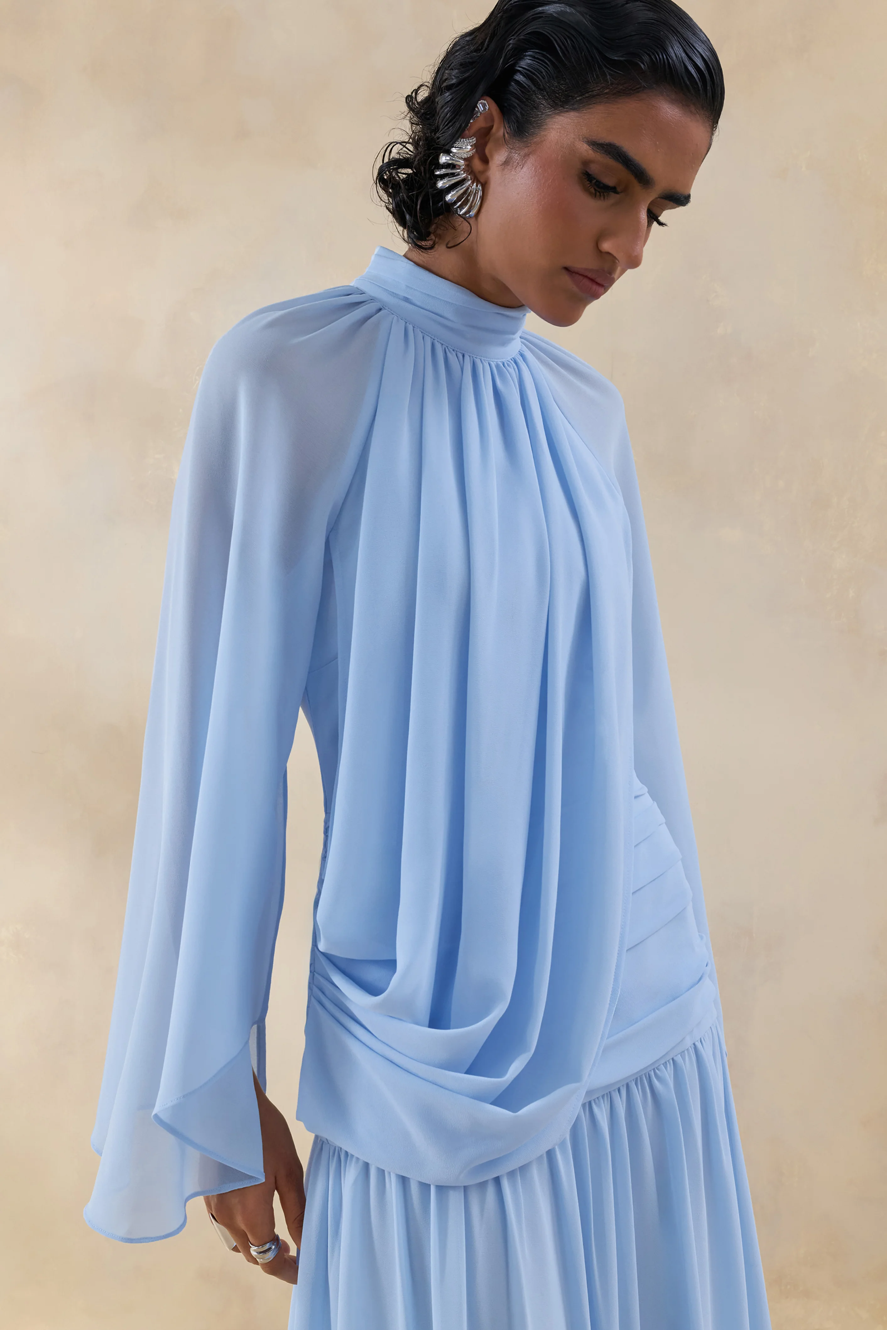 Narella | Blaues Chiffon-Maxikleid mit hohem Ausschnitt und Drapierungen - Image 3