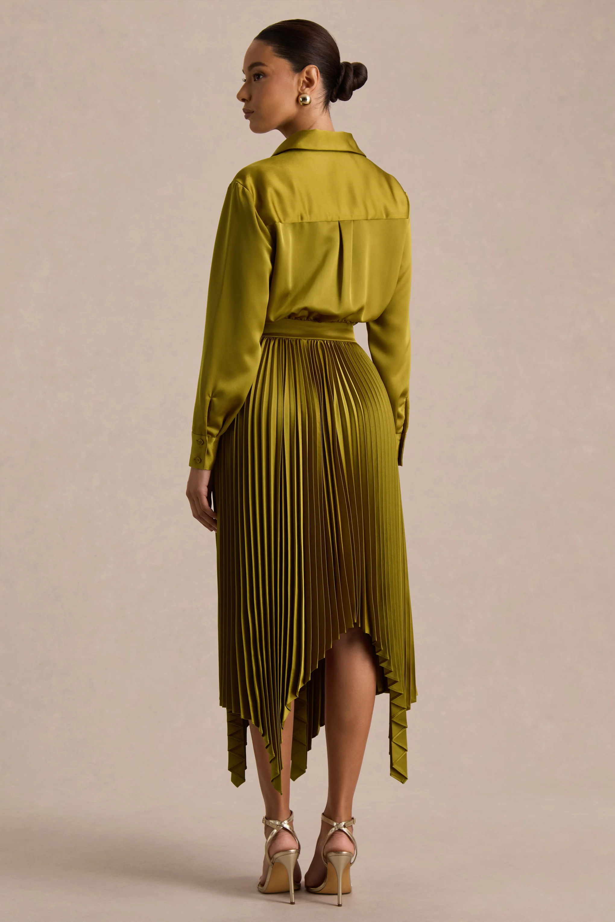 Naxos | Olivfarbenes Satin-Maxikleid im Hemdblusenstil - Image 2
