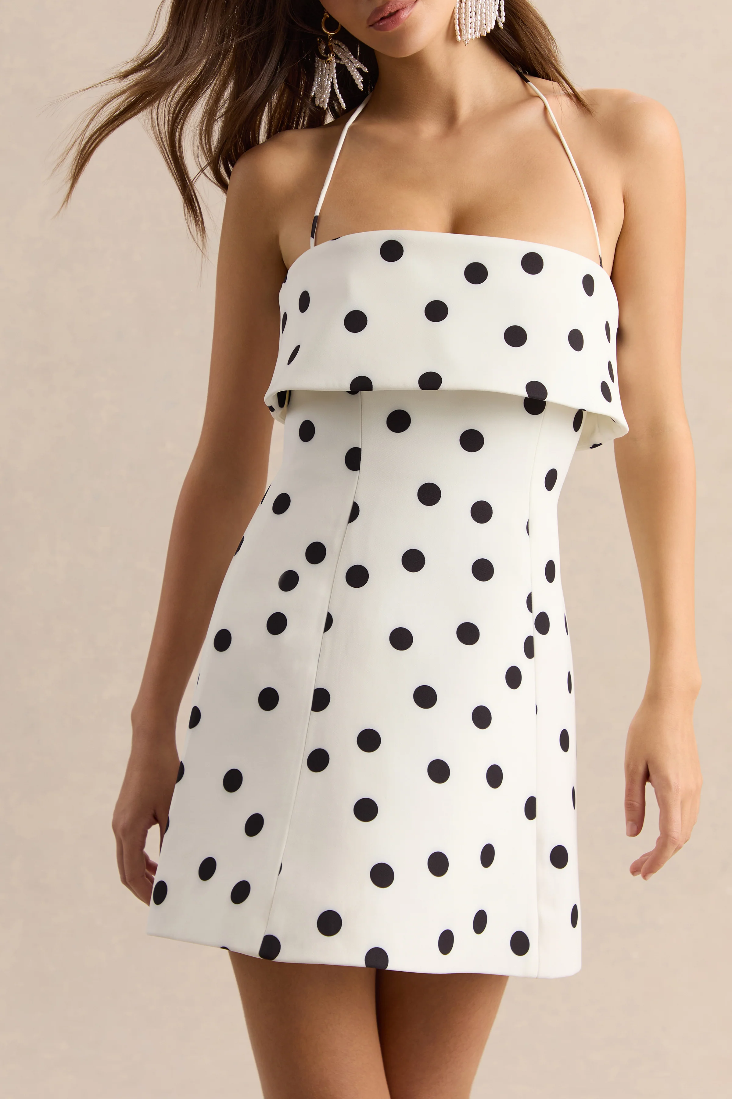 Nelly | Schwarz-weißes Polka-Dot Minikleid mit eckigem Ausschnitt - Image 8
