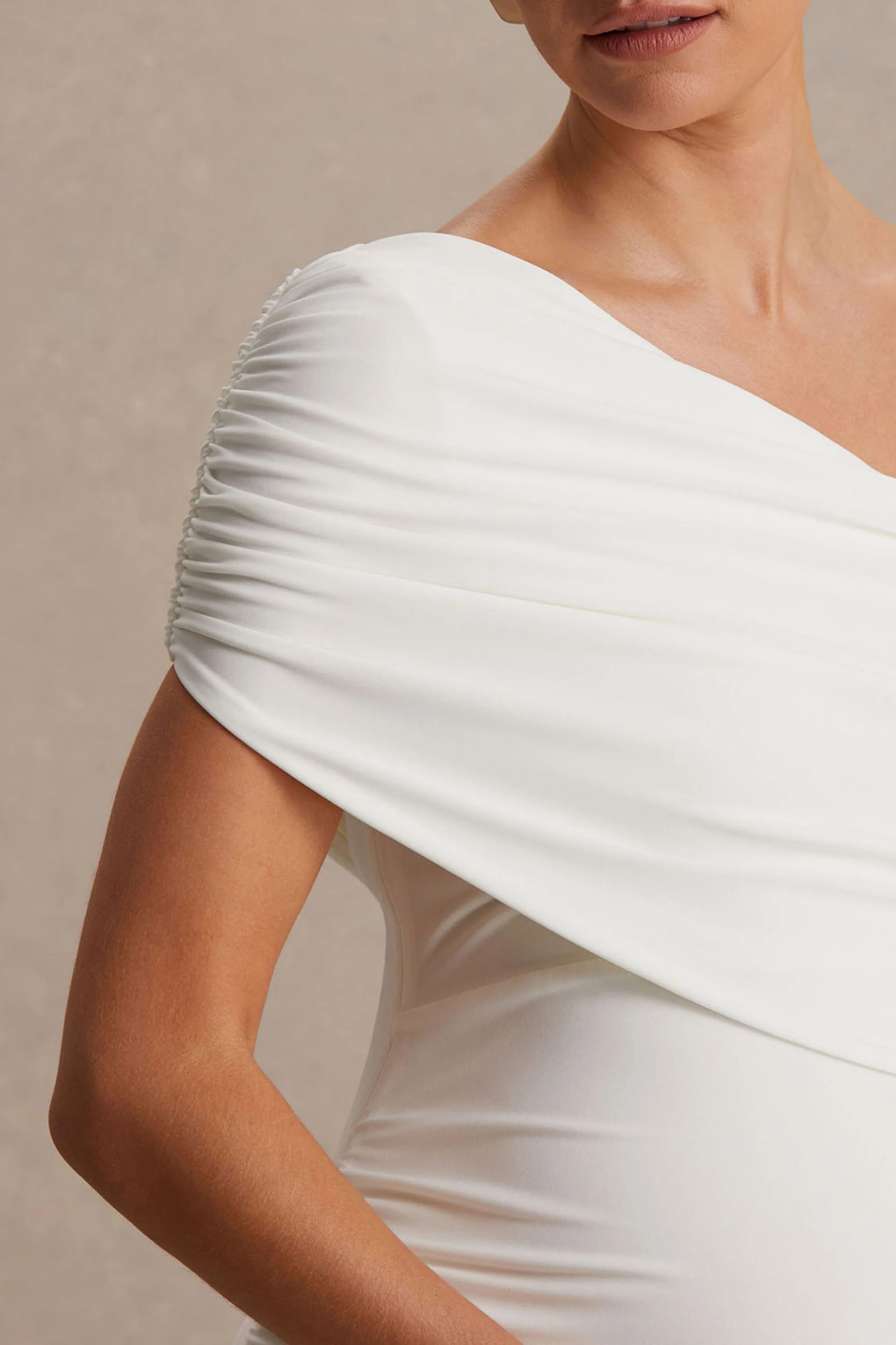 Noah | Weißes Umstands-Maxikleid mit asymmetrischem Ausschnitt und tiefer Taille - Image 3