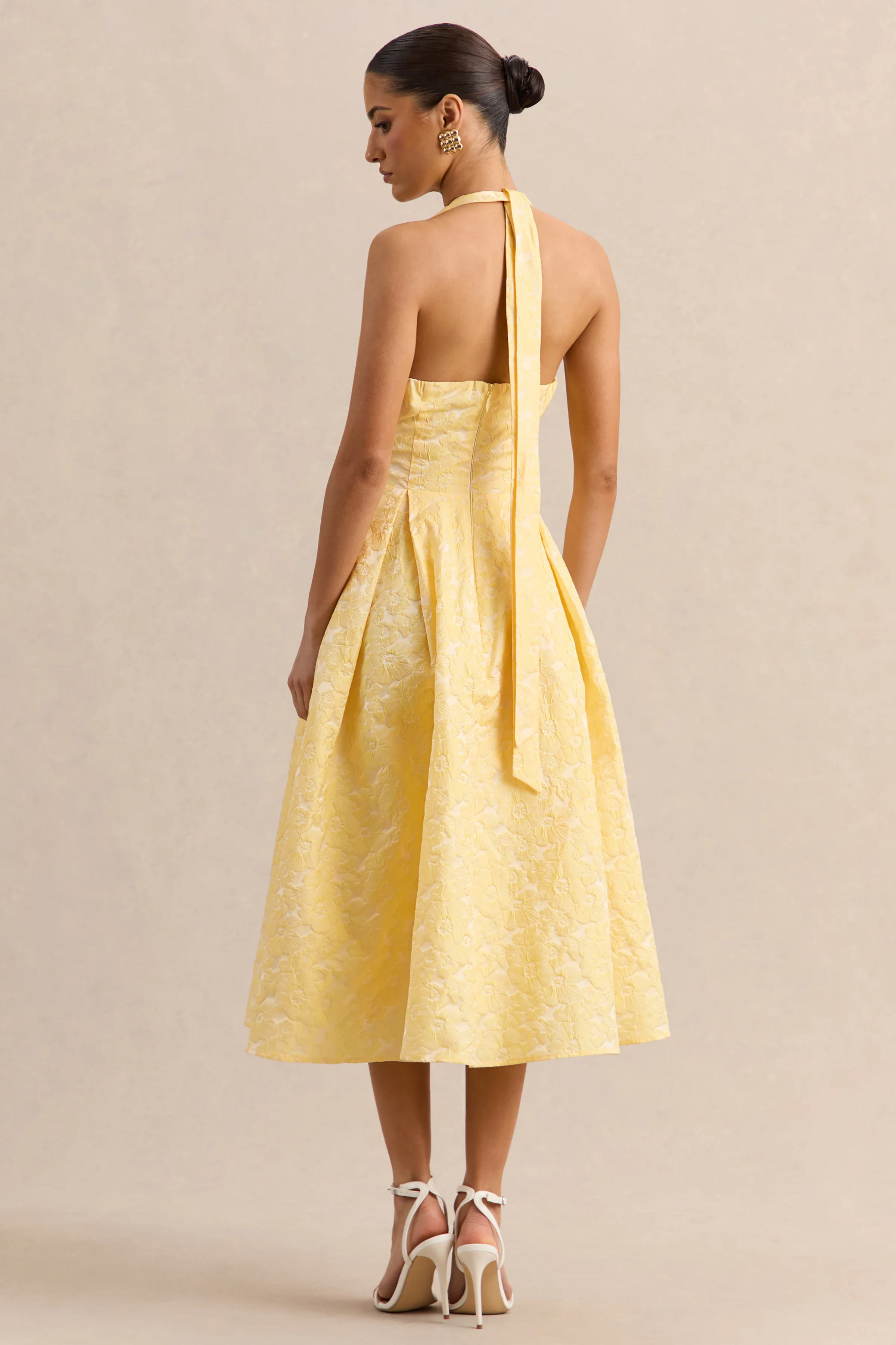 Nyomi | Zitrongelbes Halterneck-Midikleid aus Satin - Image 2