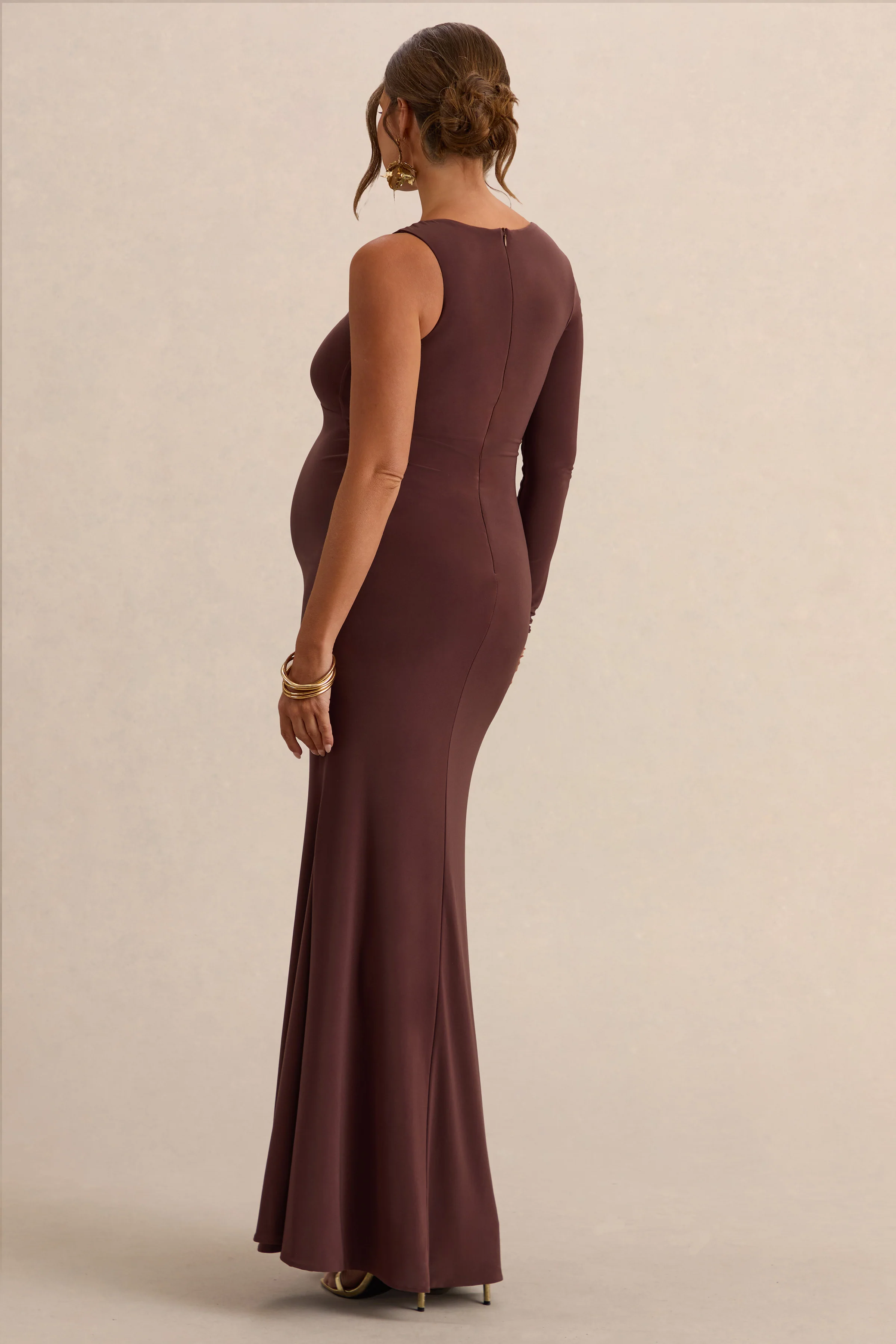 Oh Baby | Braunes Umstands Ein-Schulter-Bodycon-Maxikleid - Image 2