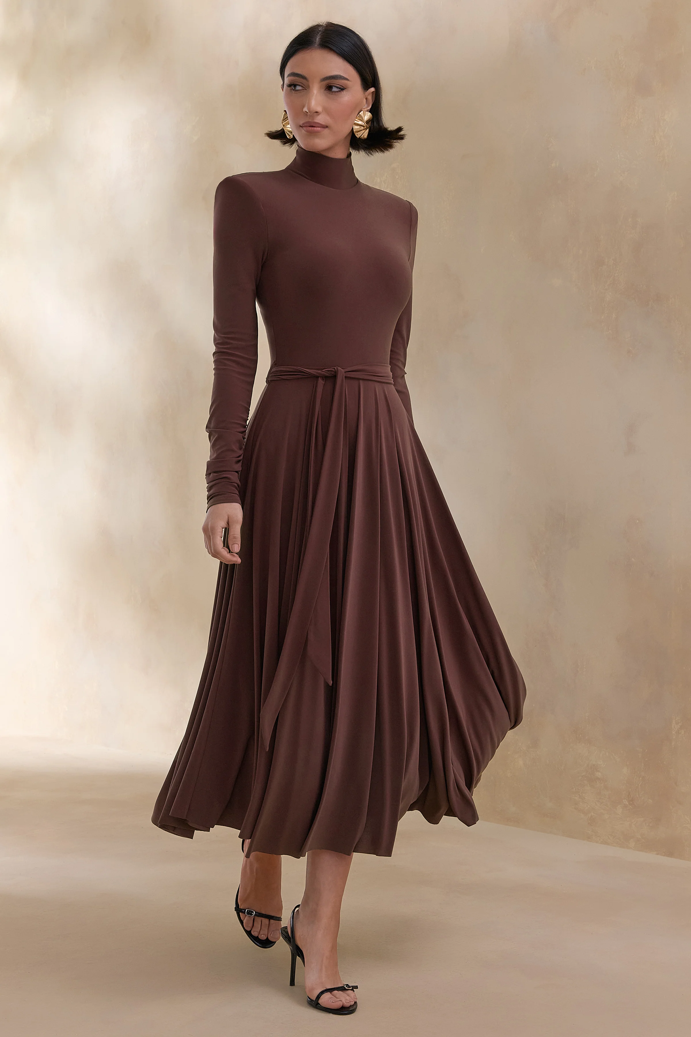 Opalia | Braunes Midikleid mit hohem Ausschnitt und Bindegürtel - Image 6