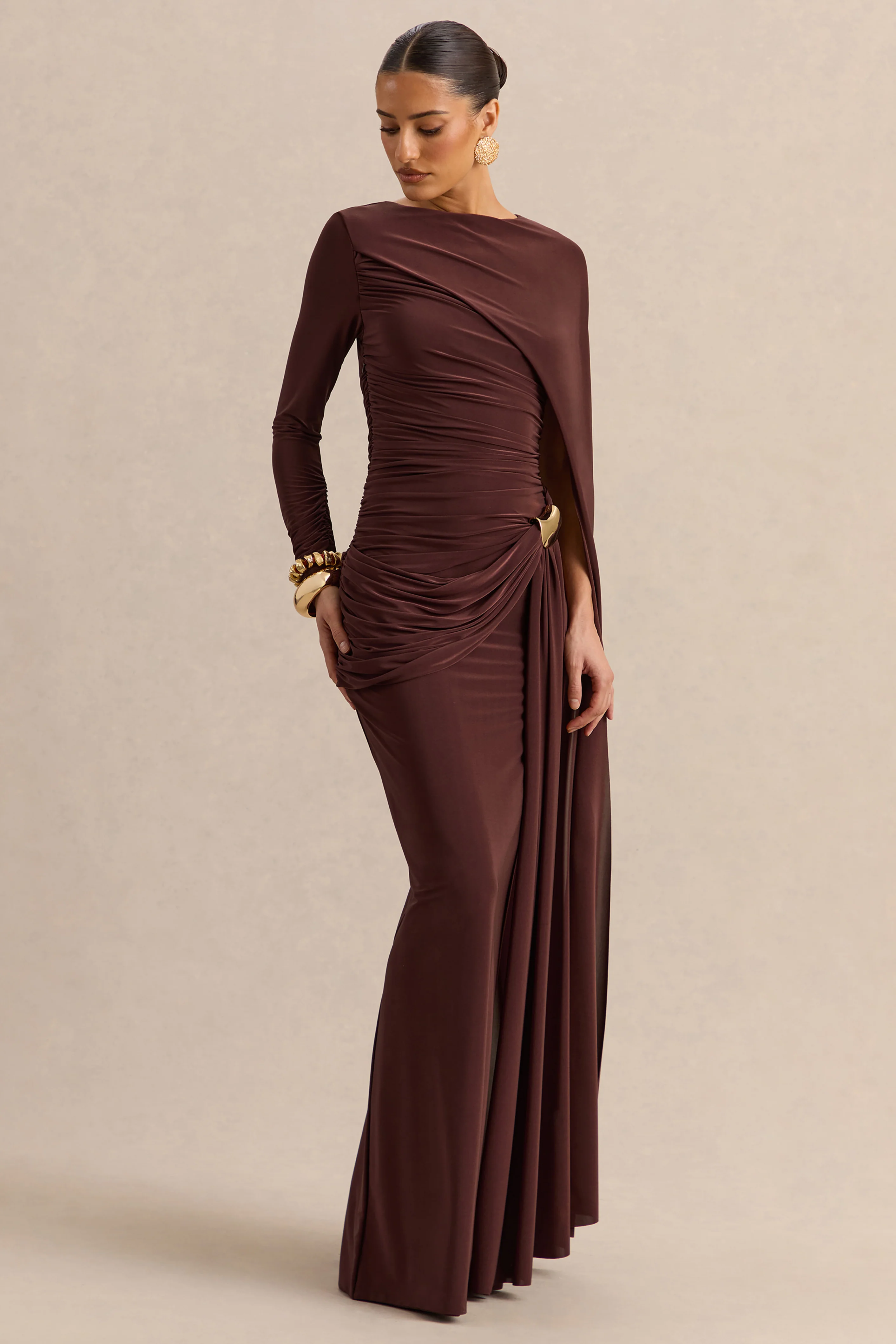 Orintha | Braunes Maxikleid mit hohem Ausschnitt, Cape und Gold-Detail - Image 5