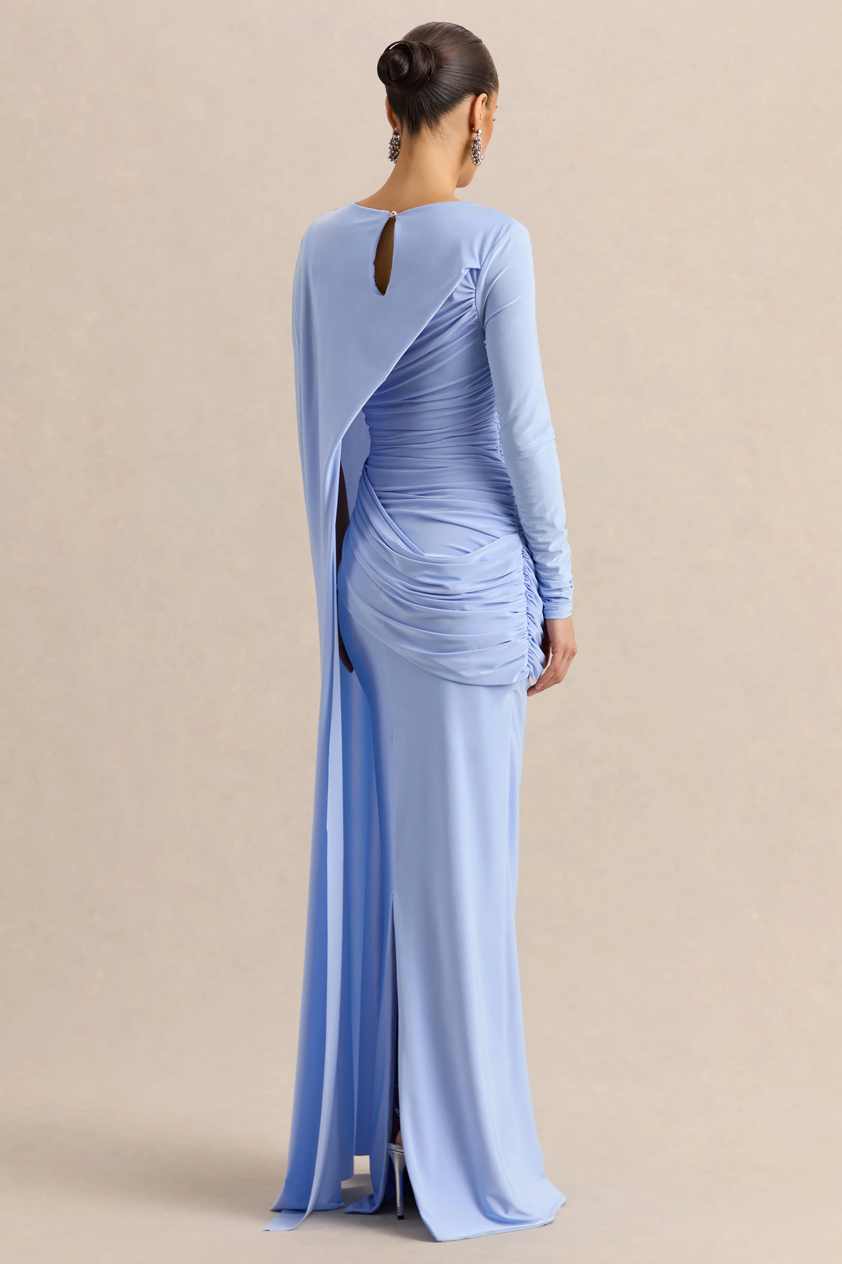 Orintha | Hellblaues Maxikleid mit hohem Ausschnitt, Cape und Gold-Detail - Image 2