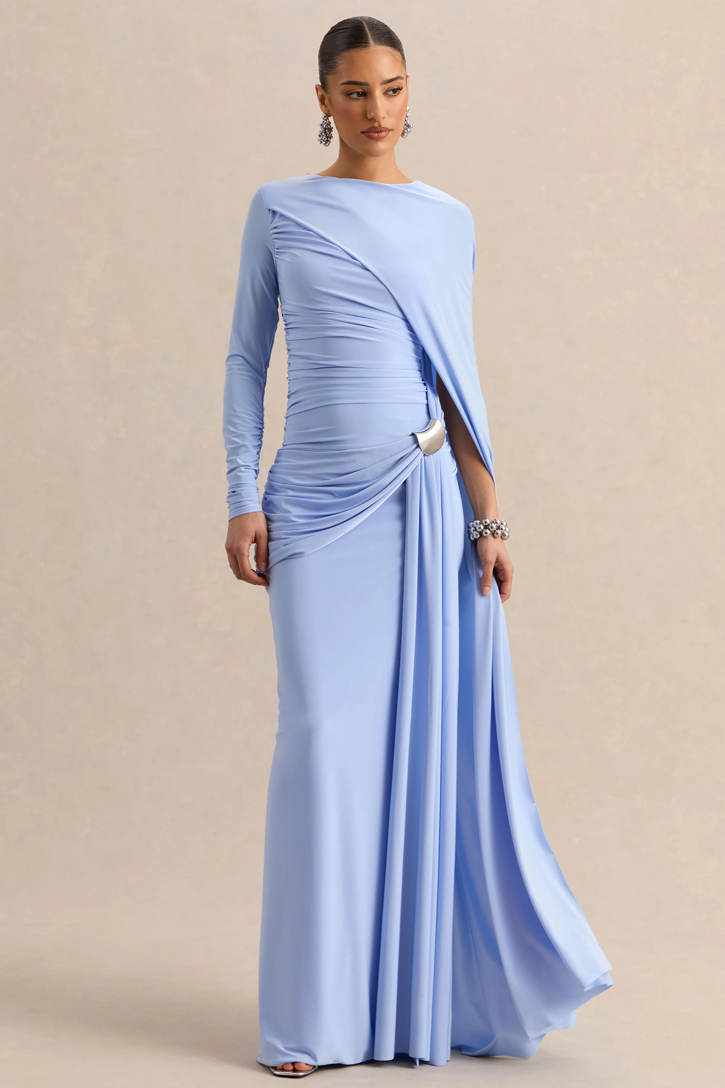 Orintha | Hellblaues Maxikleid mit hohem Ausschnitt, Cape und Gold-Detail - Image 4