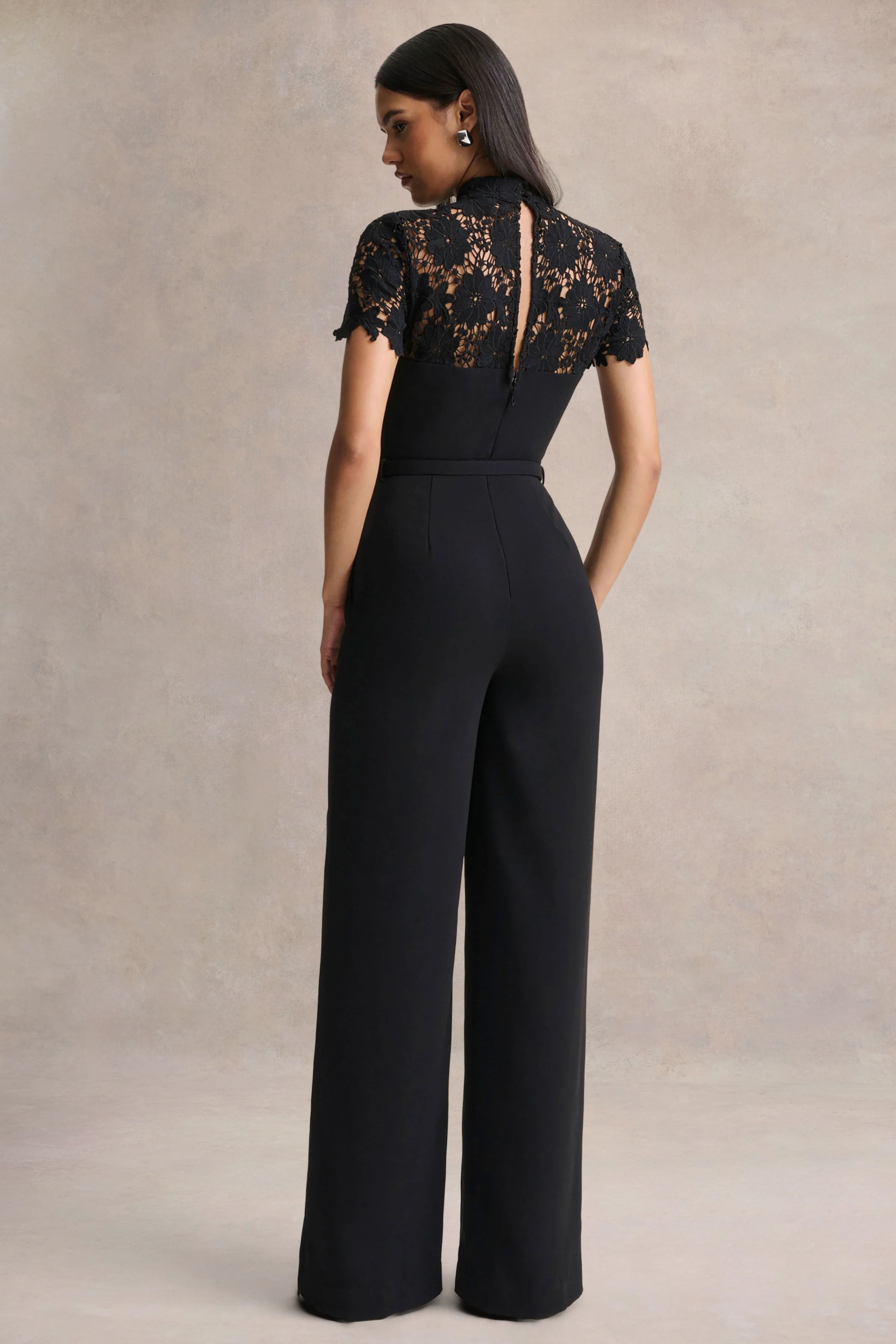 Orlina | Schwarzer Jumpsuit mit hohem Ausschnitt und Spitzen-Details - Image 2