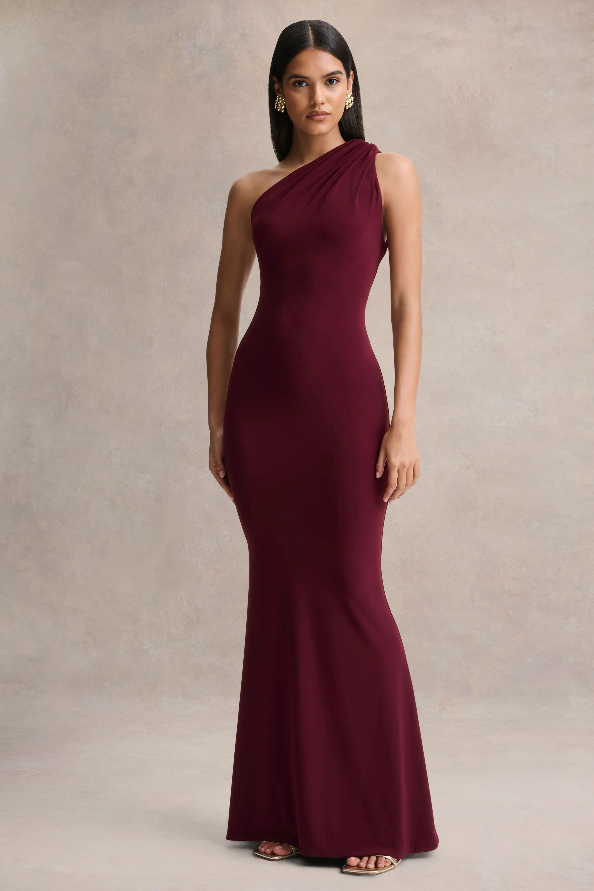 Ottilie | Burgunderrotes Maxikleid mit asymmetrischem Ausschnitt und gedrehtem Detail - Image 4