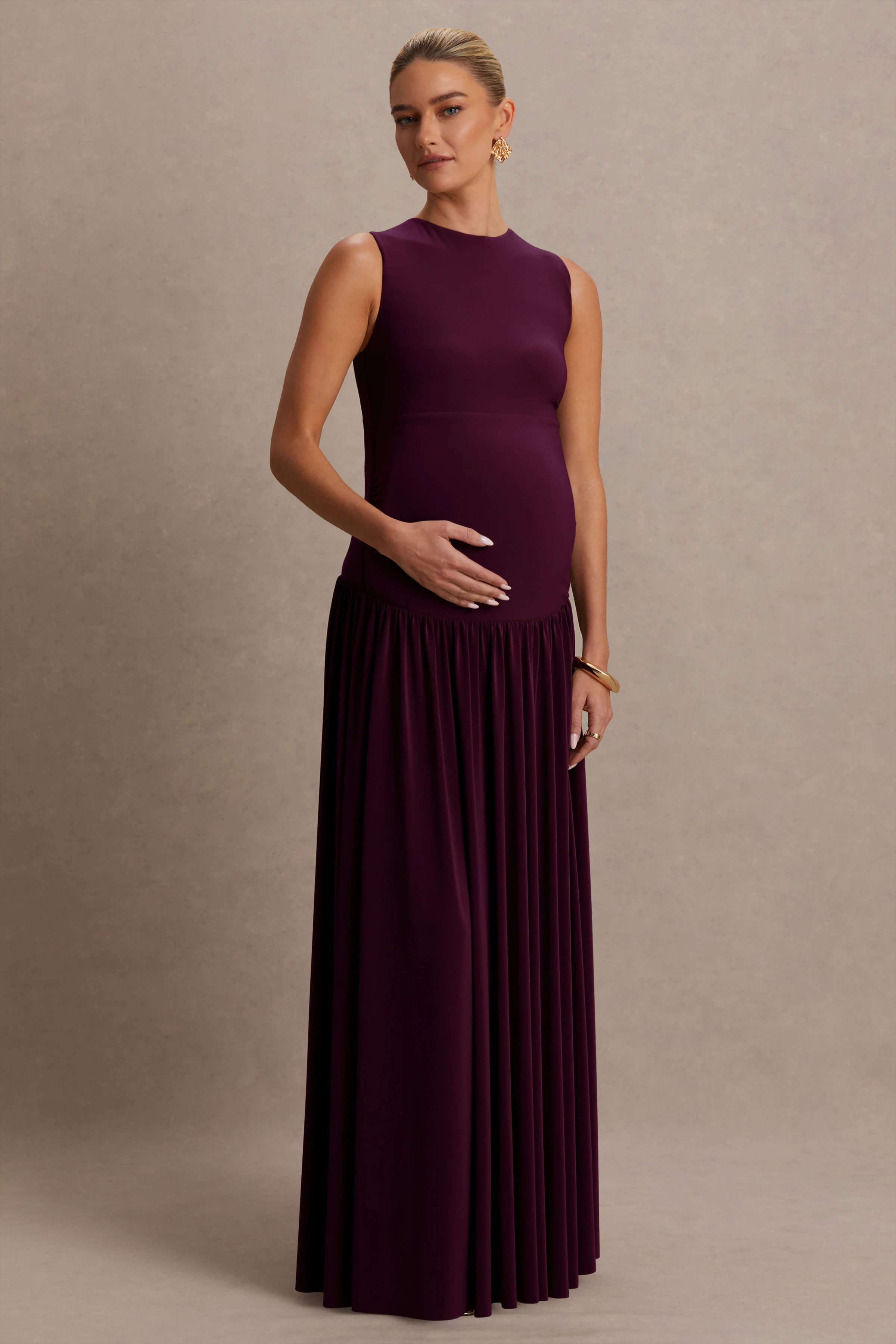 Outline | Burgunderfarbenes Umstands-Maxikleid mit Rundhalsausschnitt und plissiertem Rock - Image 4