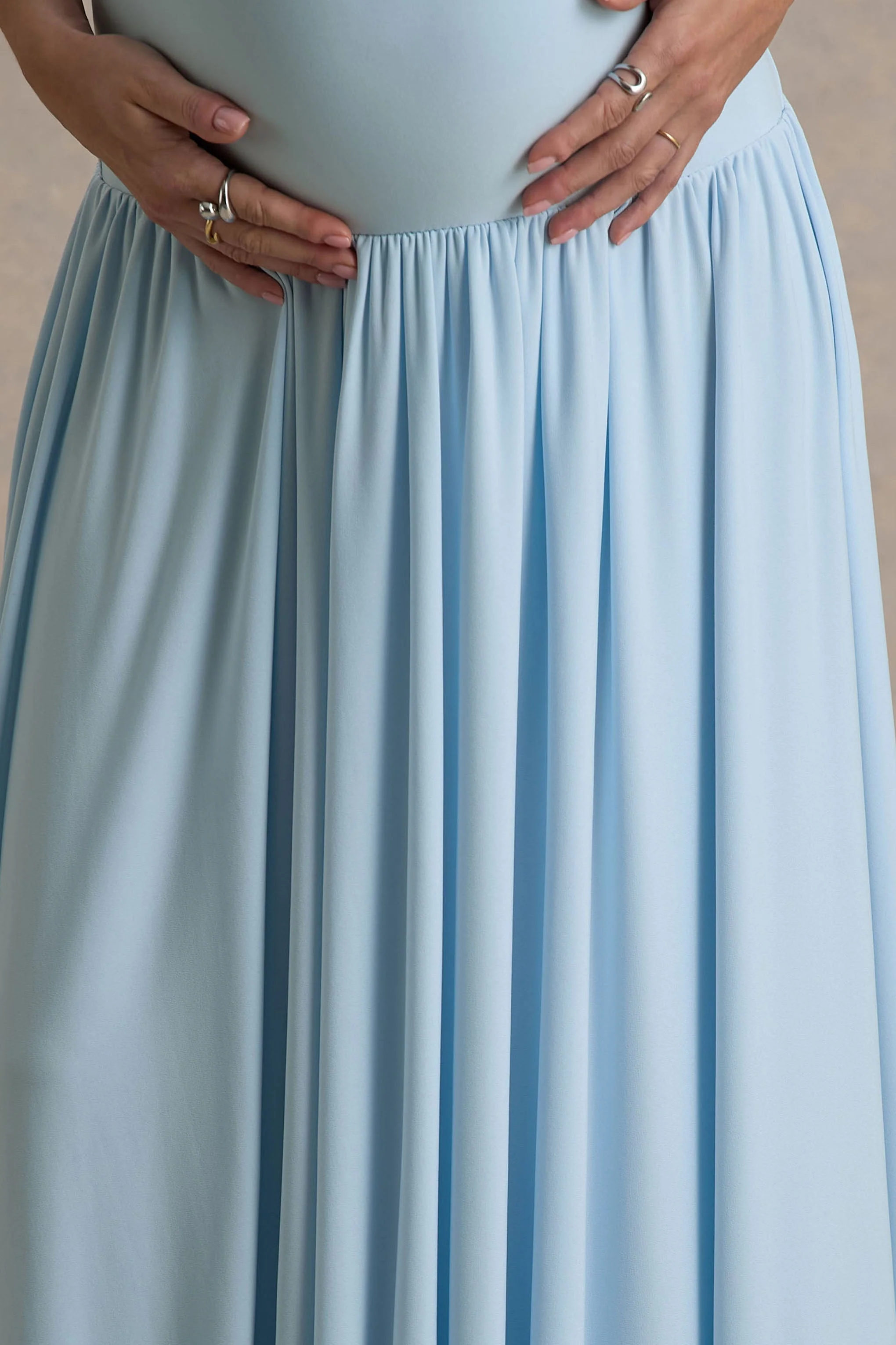Outline | Puderblaues Umstands-Maxikleid mit hohem Kragen und drapiertem Rock - Image 6