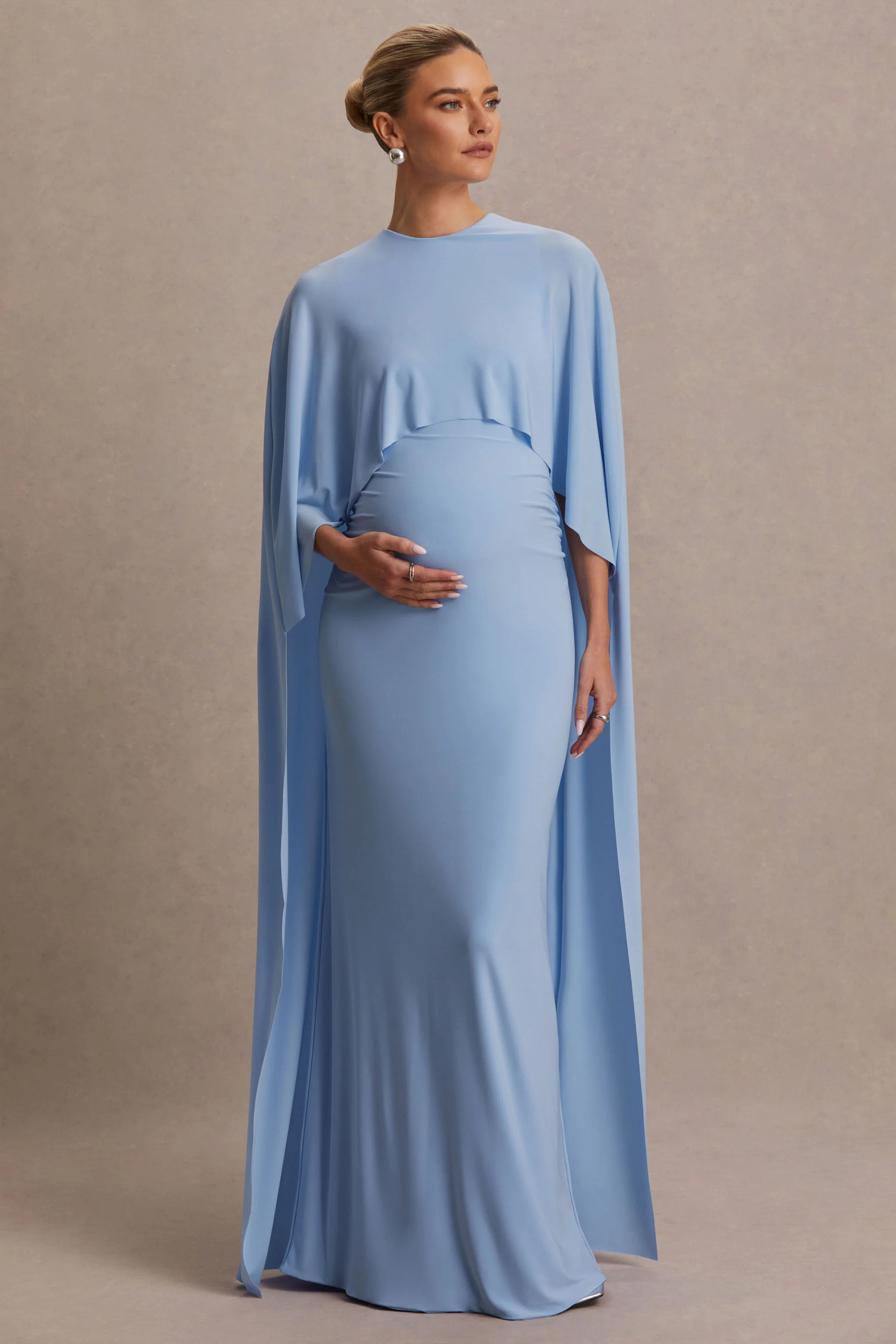 Padma | Hellblaues Umstands-Maxikleid mit Drapierung und Cape-Ärmeln - Image 4