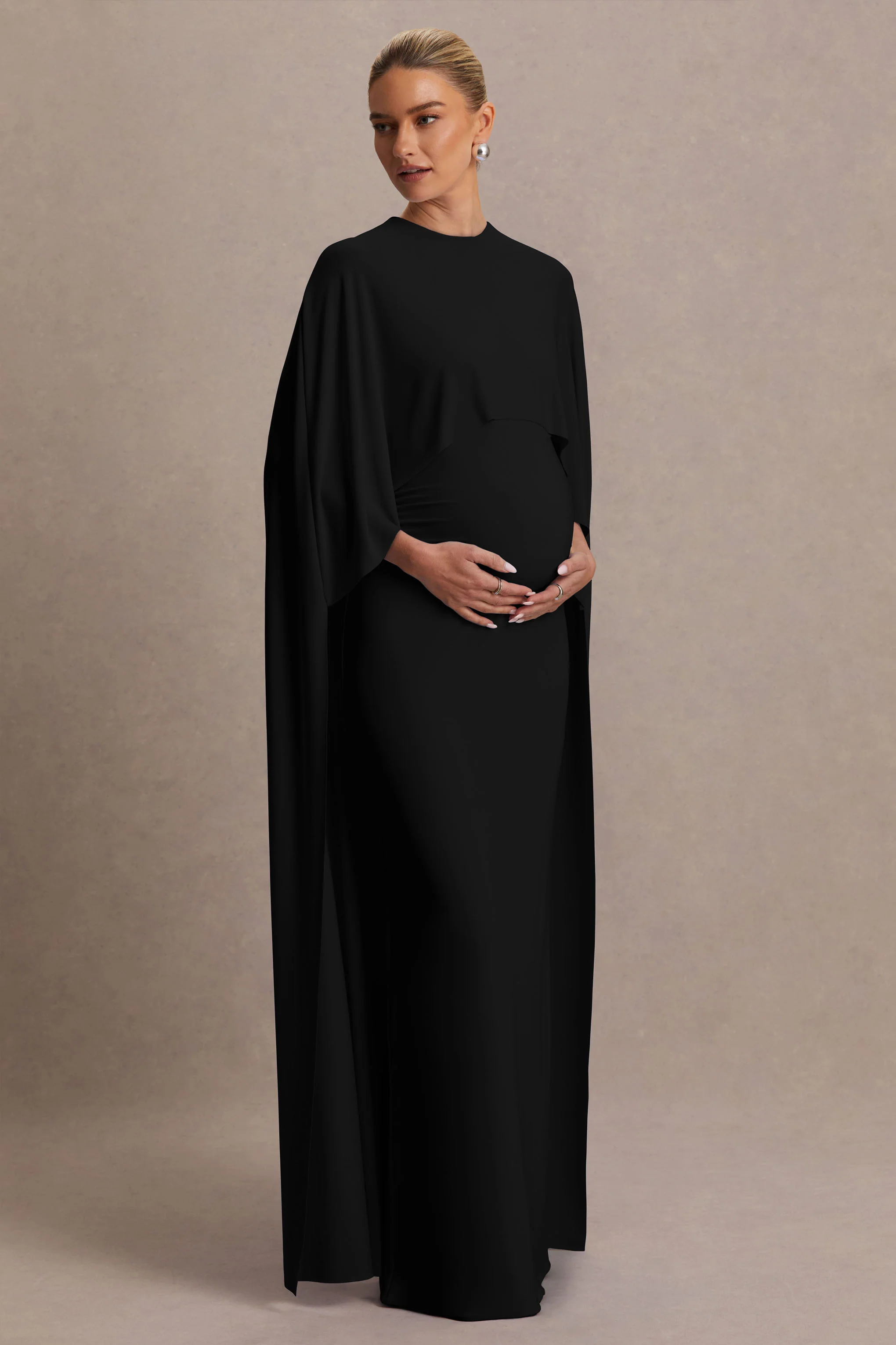Padma | Schwarzes Umstands-Maxikleid mit Drapierung und Cape-Ärmeln - Image 4