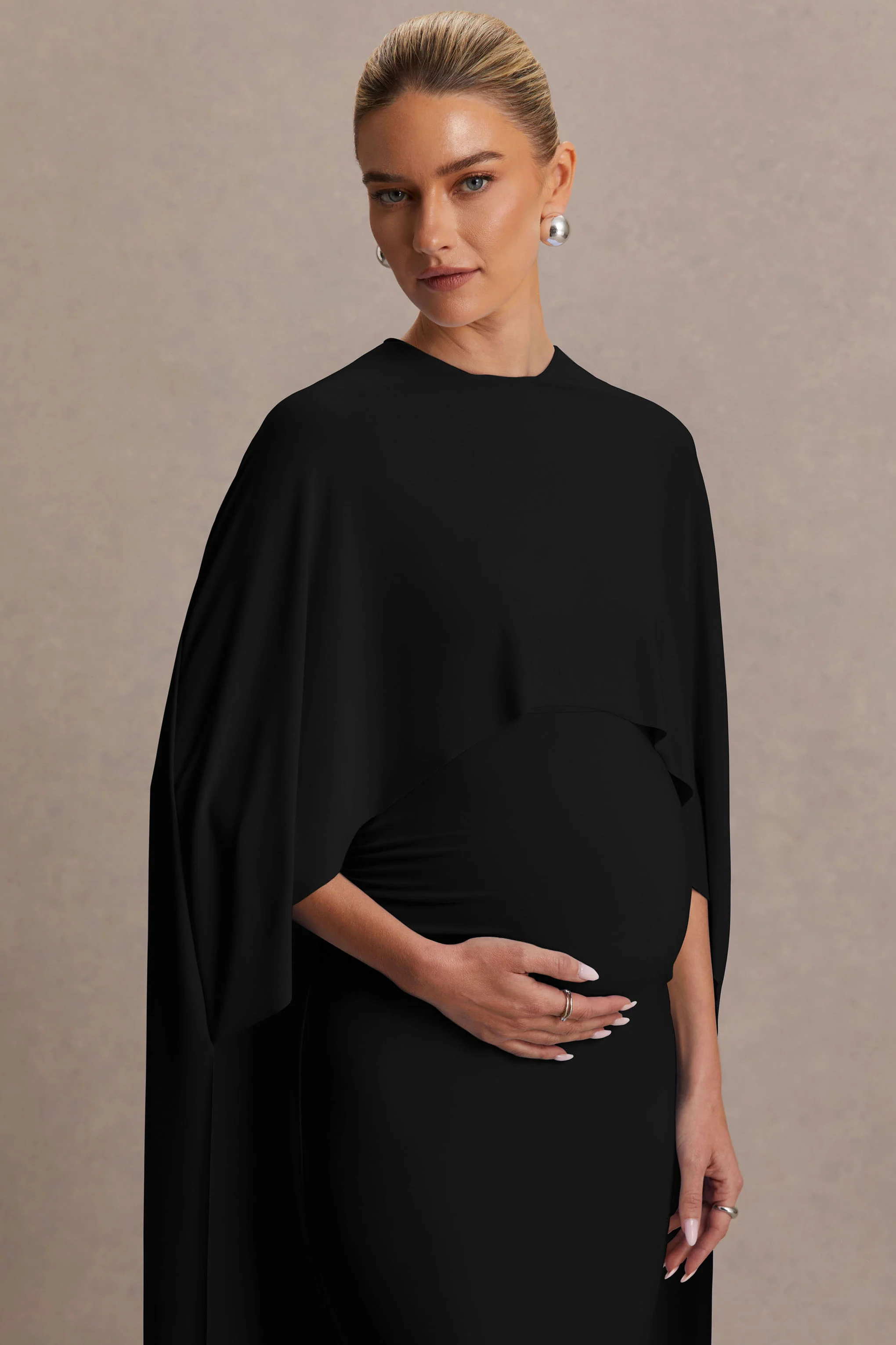 Padma | Schwarzes Umstands-Maxikleid mit Drapierung und Cape-Ärmeln - Image 6