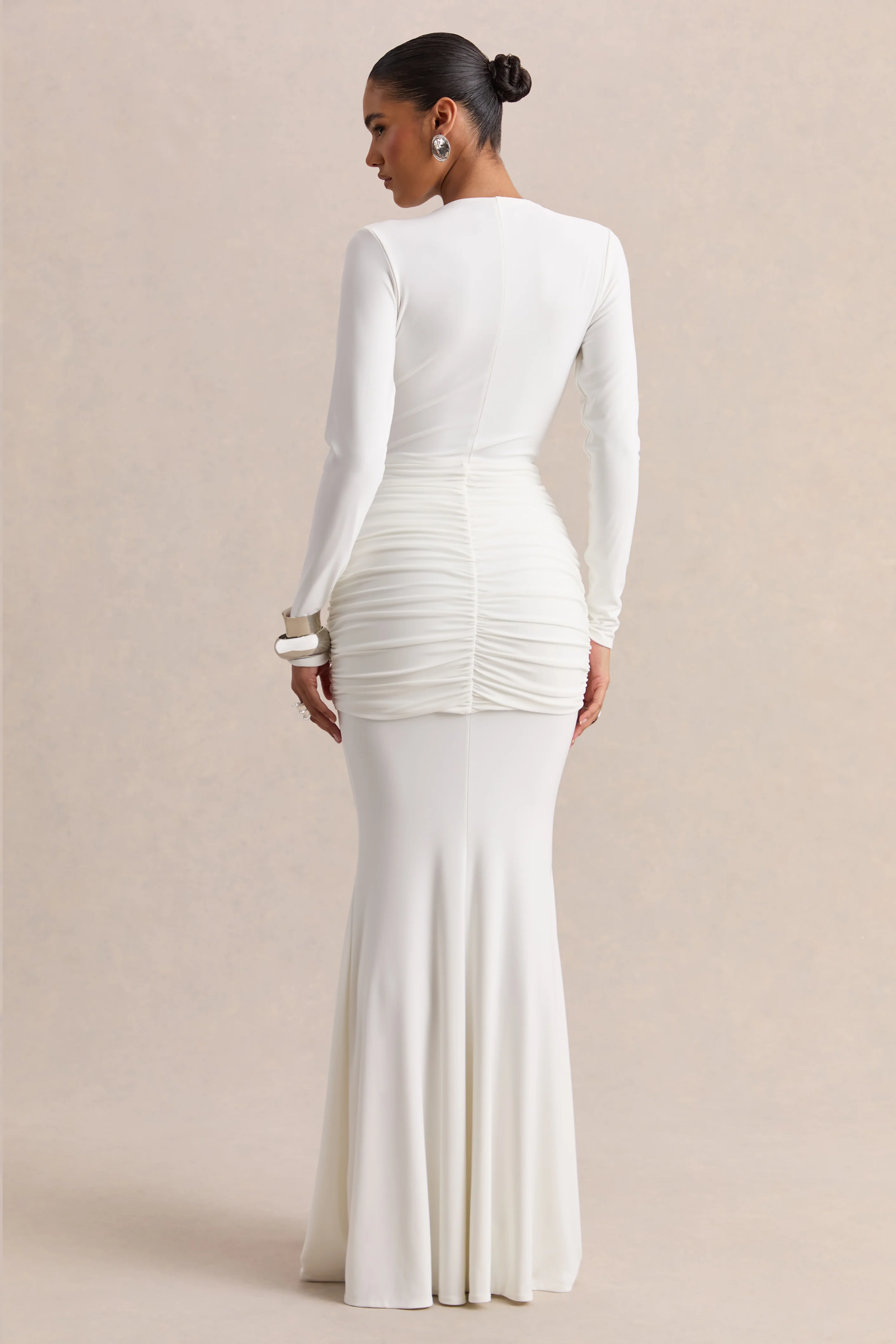 Palerma | Weißes Maxikleid mit Wasserfallausschnitt und Raffung - Image 2