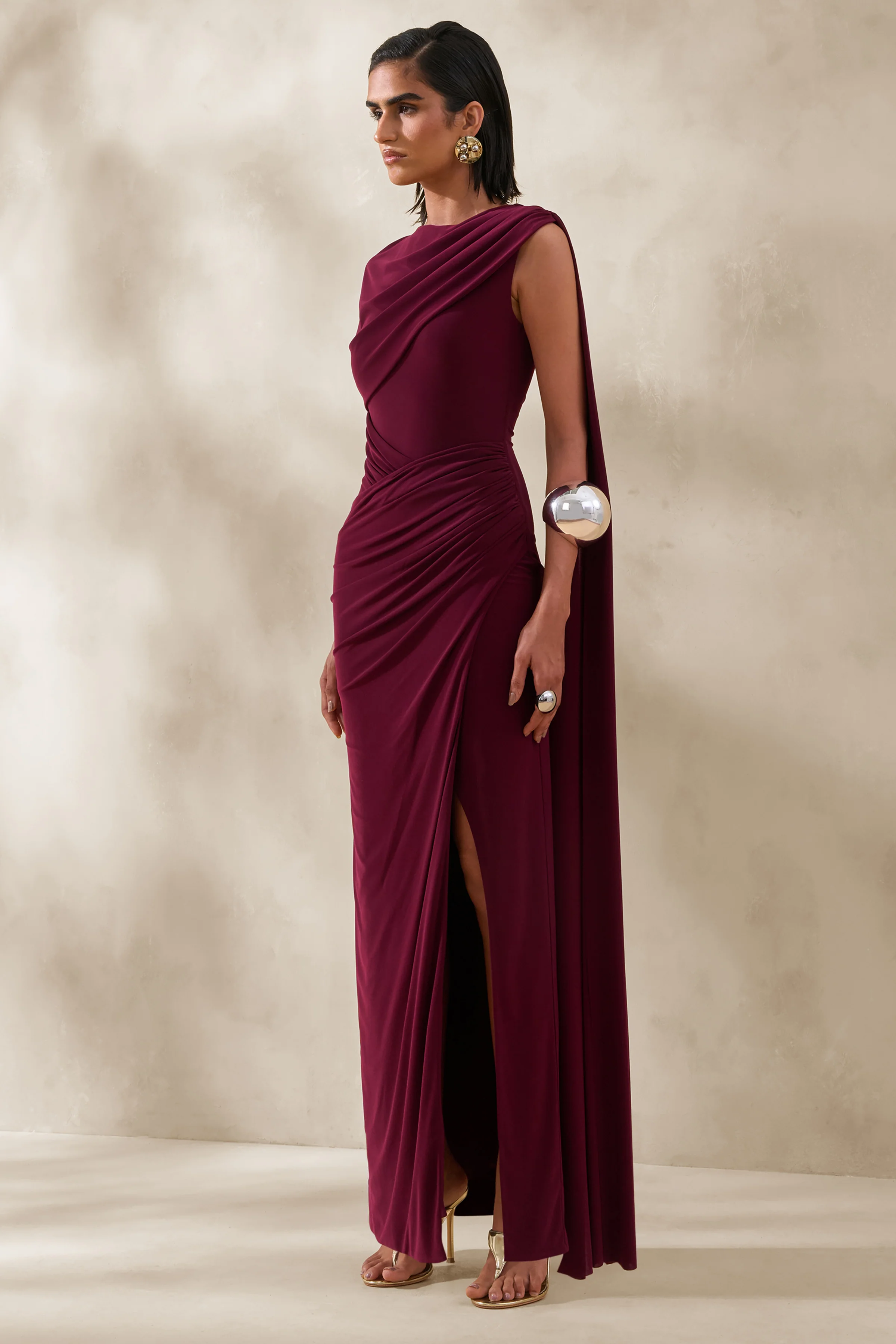 Palomara | Bordeauxfarbenes Maxikleid mit Rundhalsausschnitt, Schärpe und hohem Schlitz - Image 4