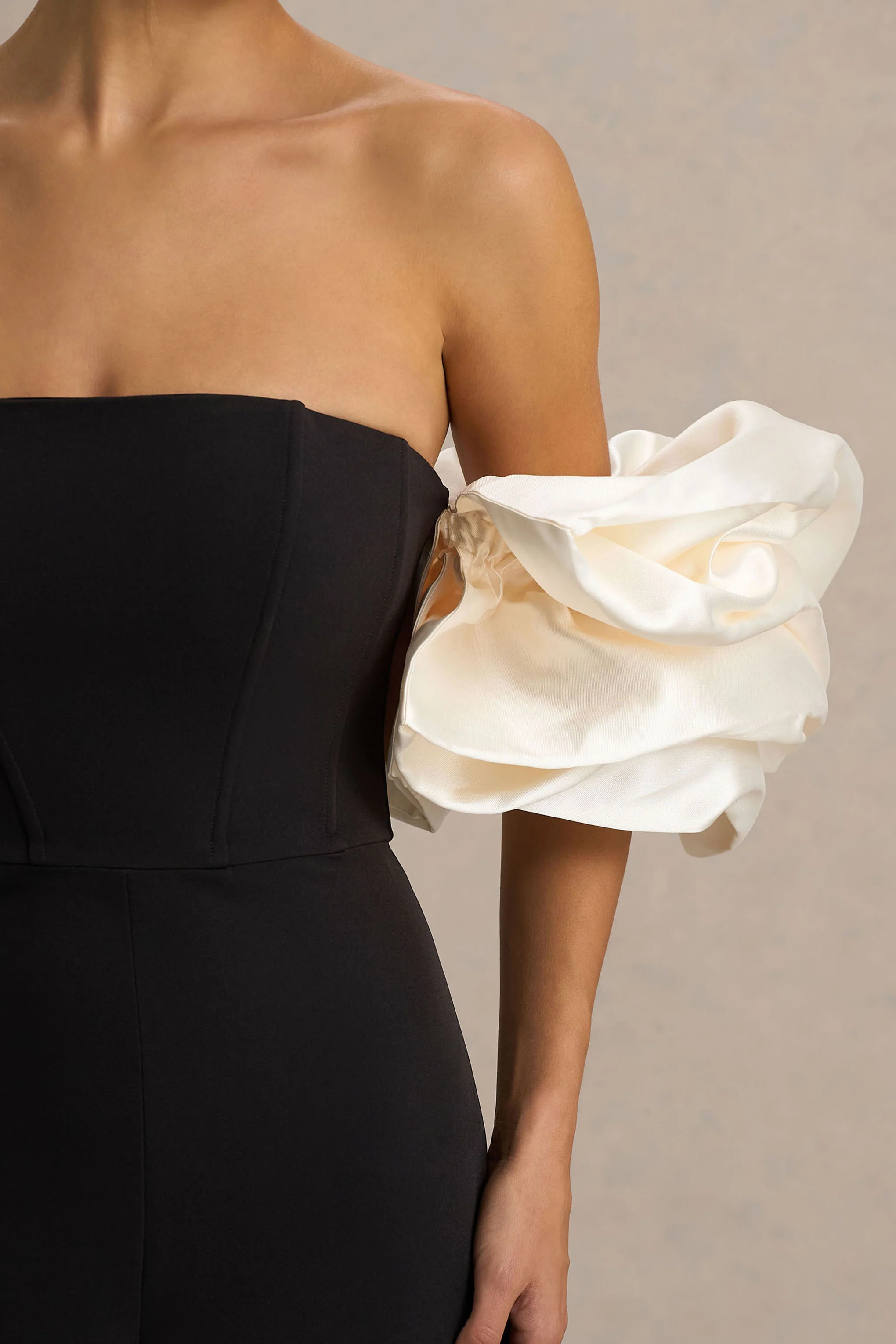 Panama | Schwarzer Bardot Jumpsuit mit cremefarbenen Puffärmeln - Image 3