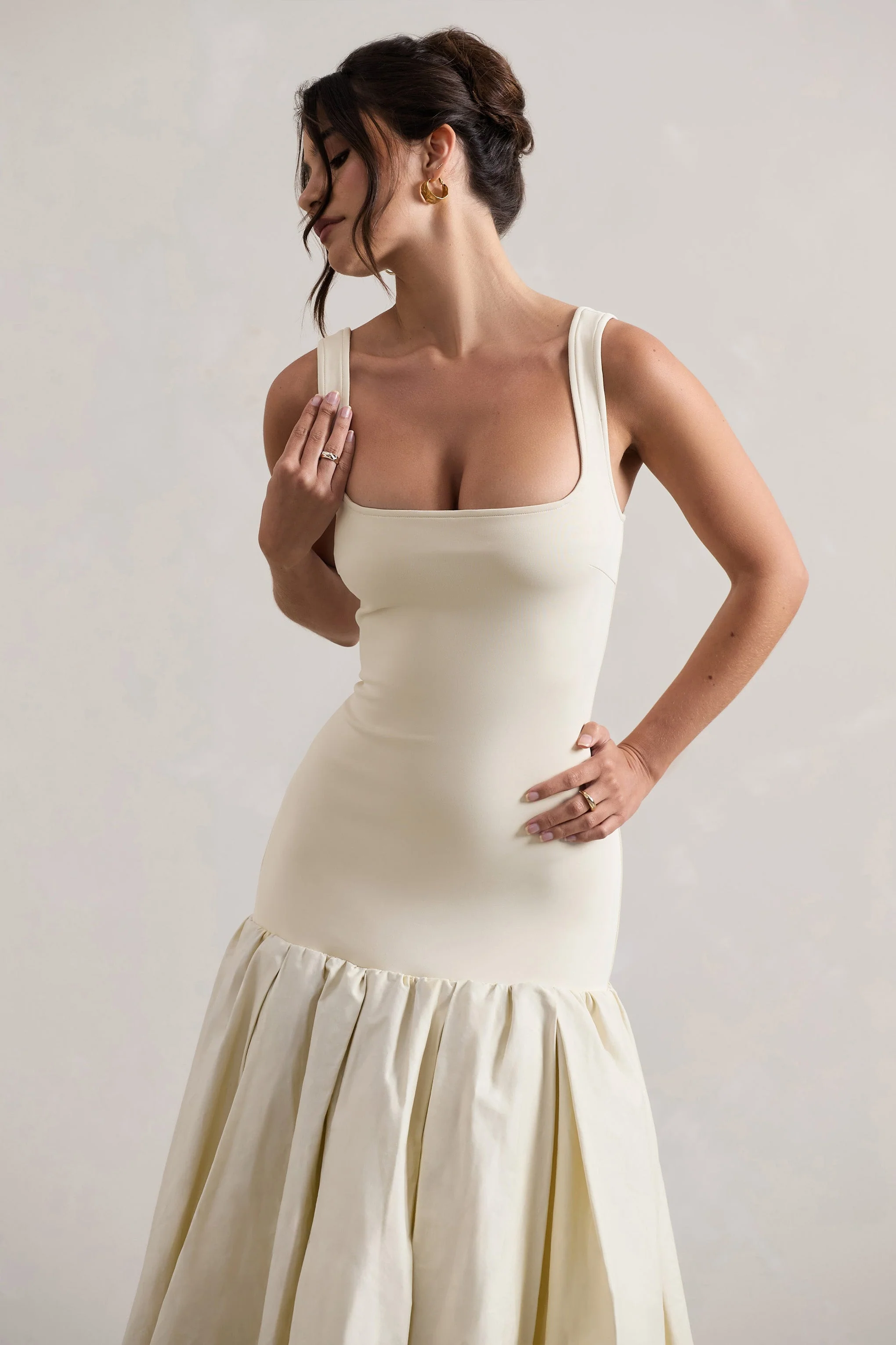 Parida | Cremefarbenes Popeline Midikleid mit tiefer Taille und Schößchen - Image 3