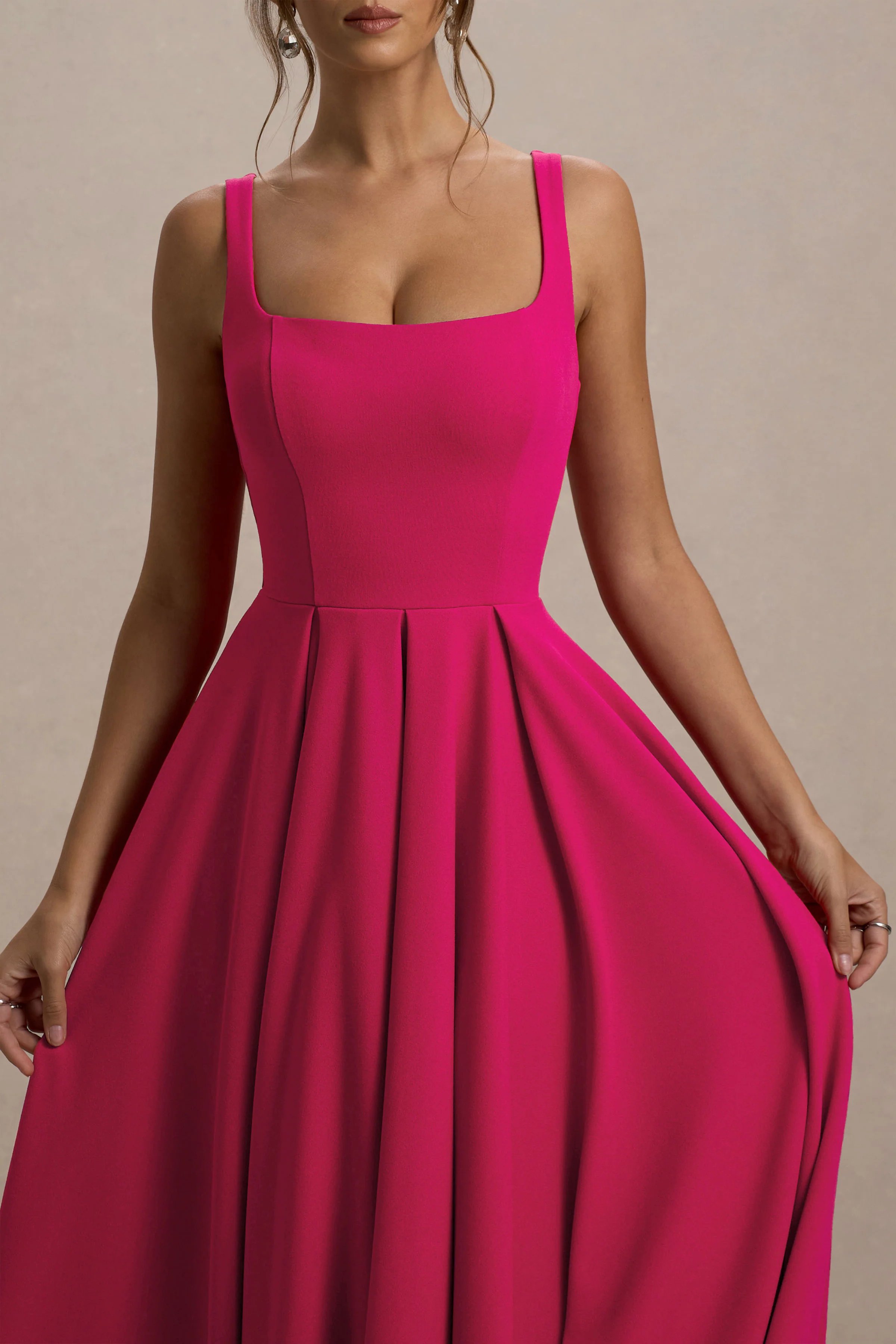 Parina | Knallpinkfarbenes Midikleid mit Trägern und Volantsaum - Image 3