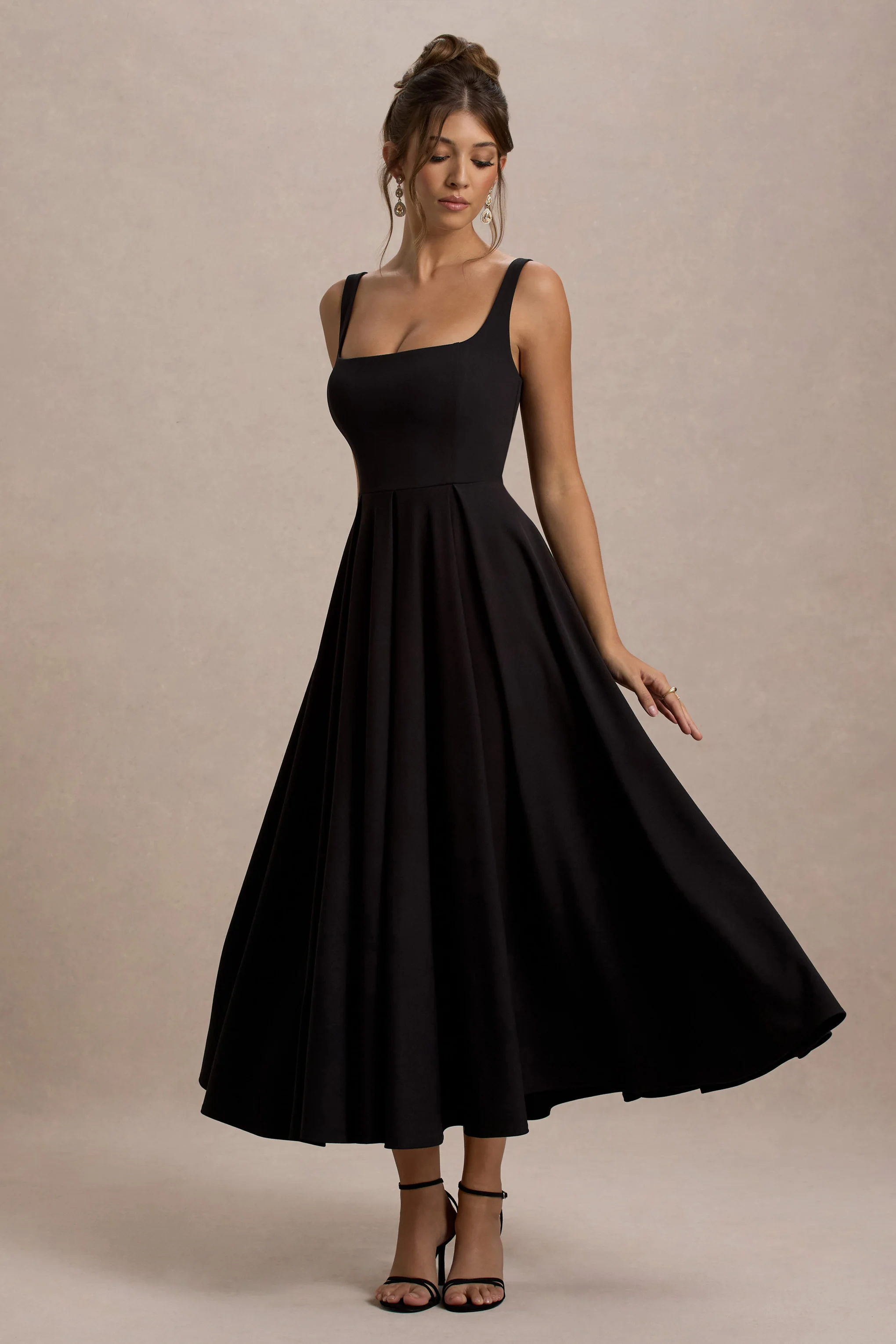 Parina | Schwarzes Midikleid mit Trägern und Volantsaum - Image 5