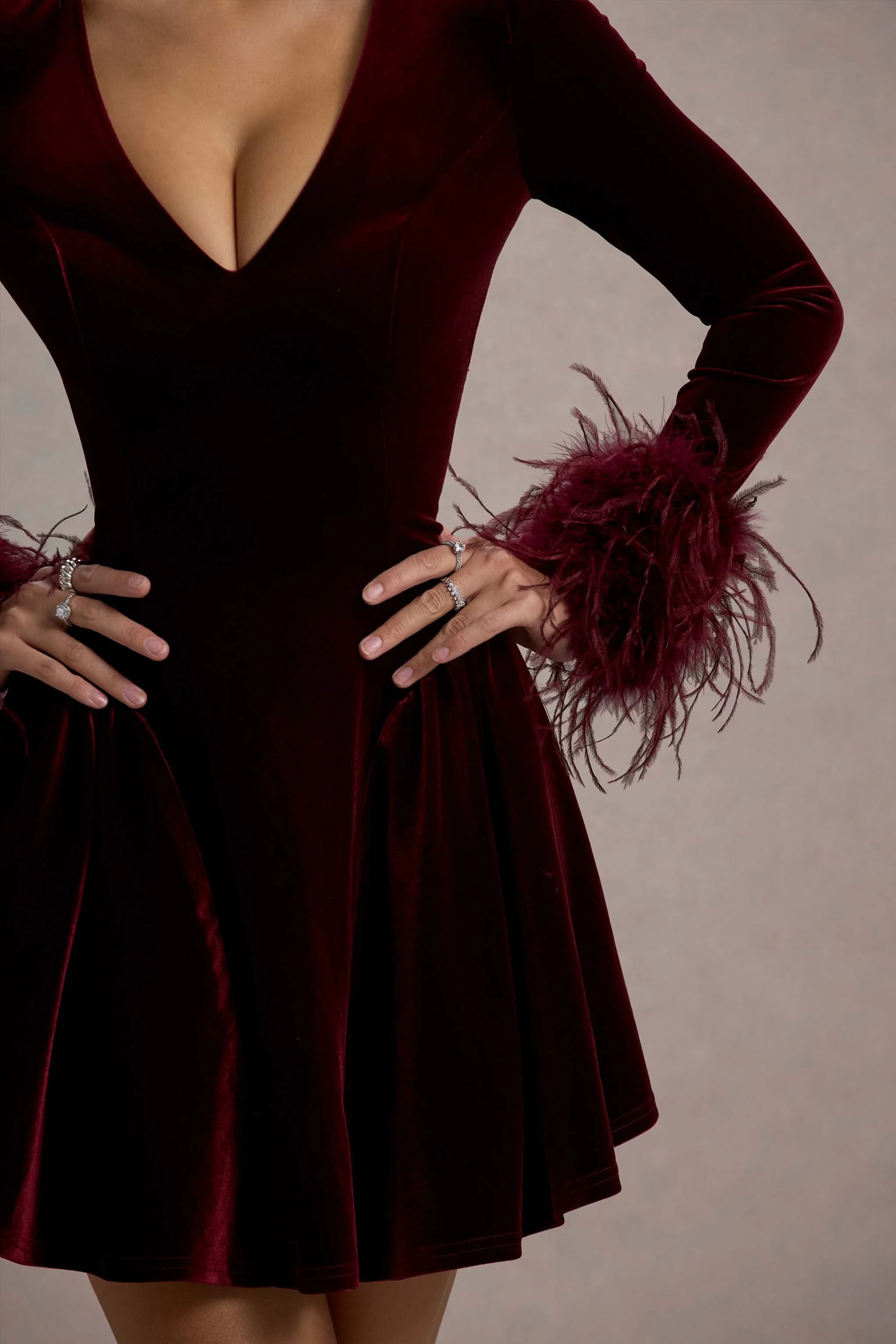 Pasilla | Portweinfarbenes Samt-Minikleid mit tiefem Ausschnitt und Federbesatz - Image 5