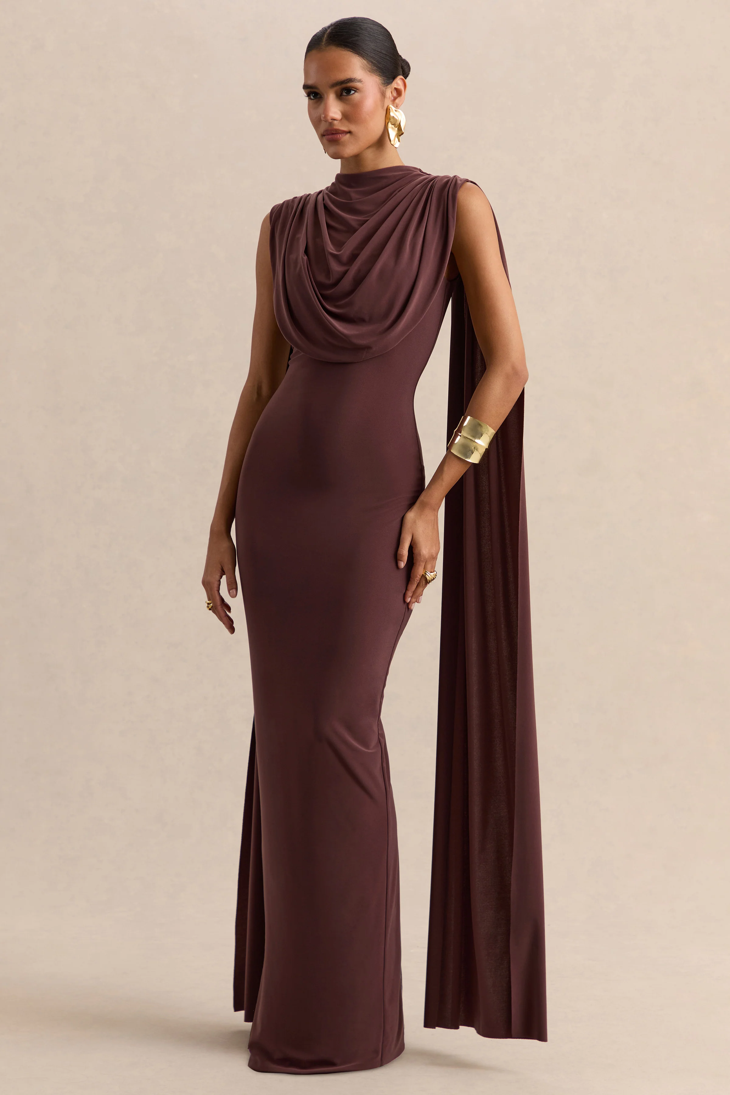 Patrina | Braunes Maxikleid mit hohem Ausschnitt, Drapierung und Cape Detail - Image 4