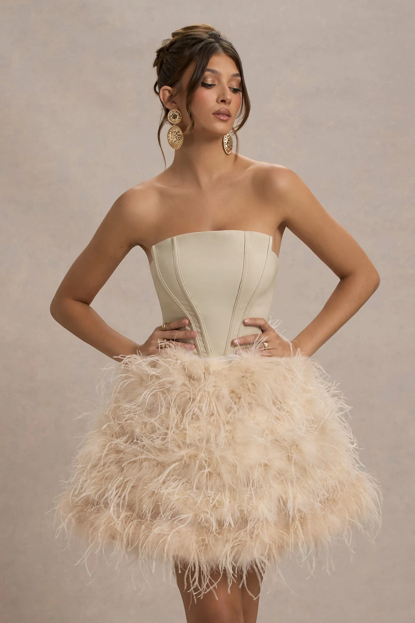 Peaches | Champagnerfarbiges trägerloses Minikleid mit voluminösem Federsaum - Image 4