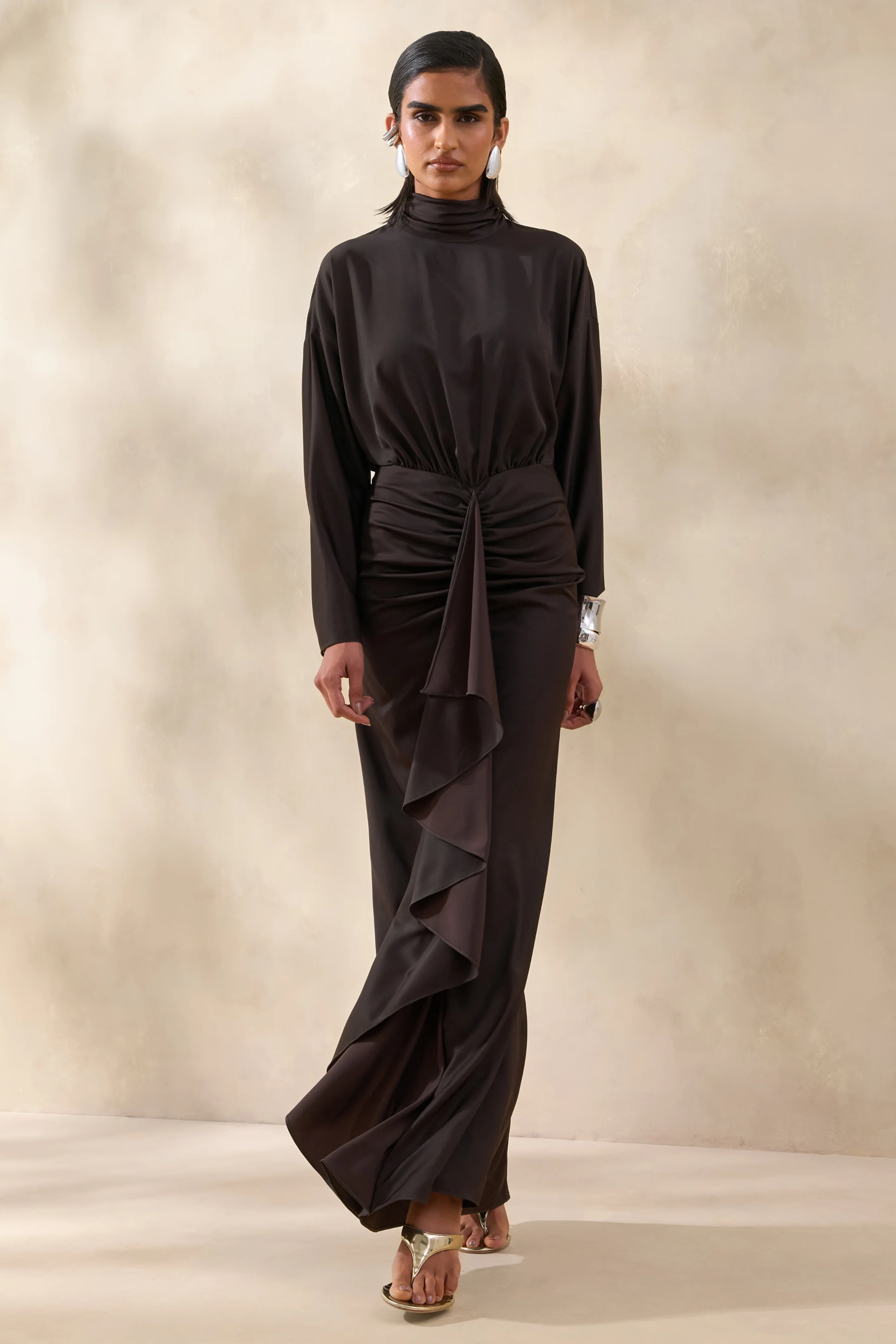 Perla | Dunkelbraunes Maxikleid mit hohem Ausschnitt und Raffungsdetails - Image 3