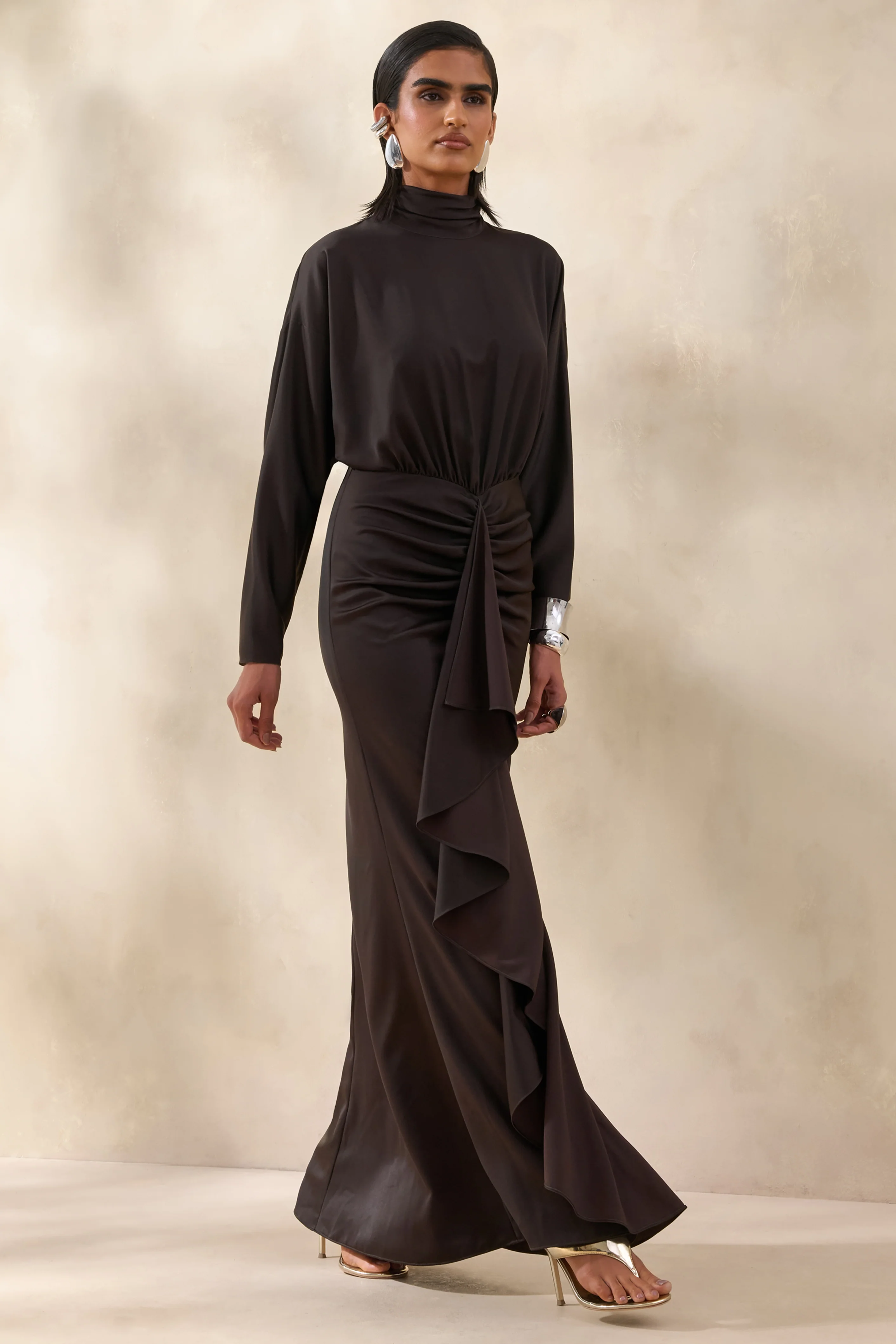 Perla | Dunkelbraunes Maxikleid mit hohem Ausschnitt und Raffungsdetails - Image 6