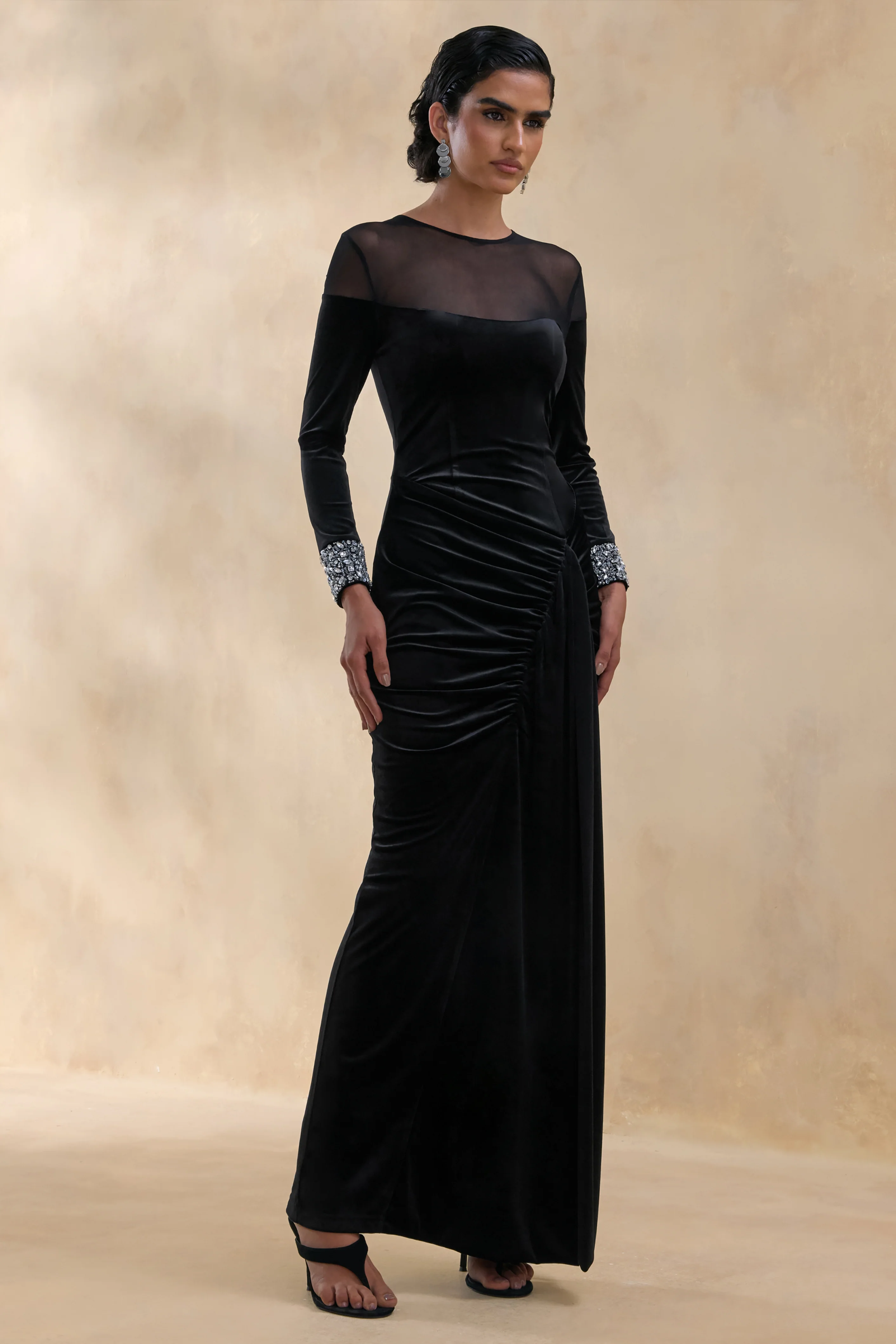 Perrin | Schwarzes Samt Maxikleid mit Rundhalsausschnitt und verzierten Manschetten - Image 5