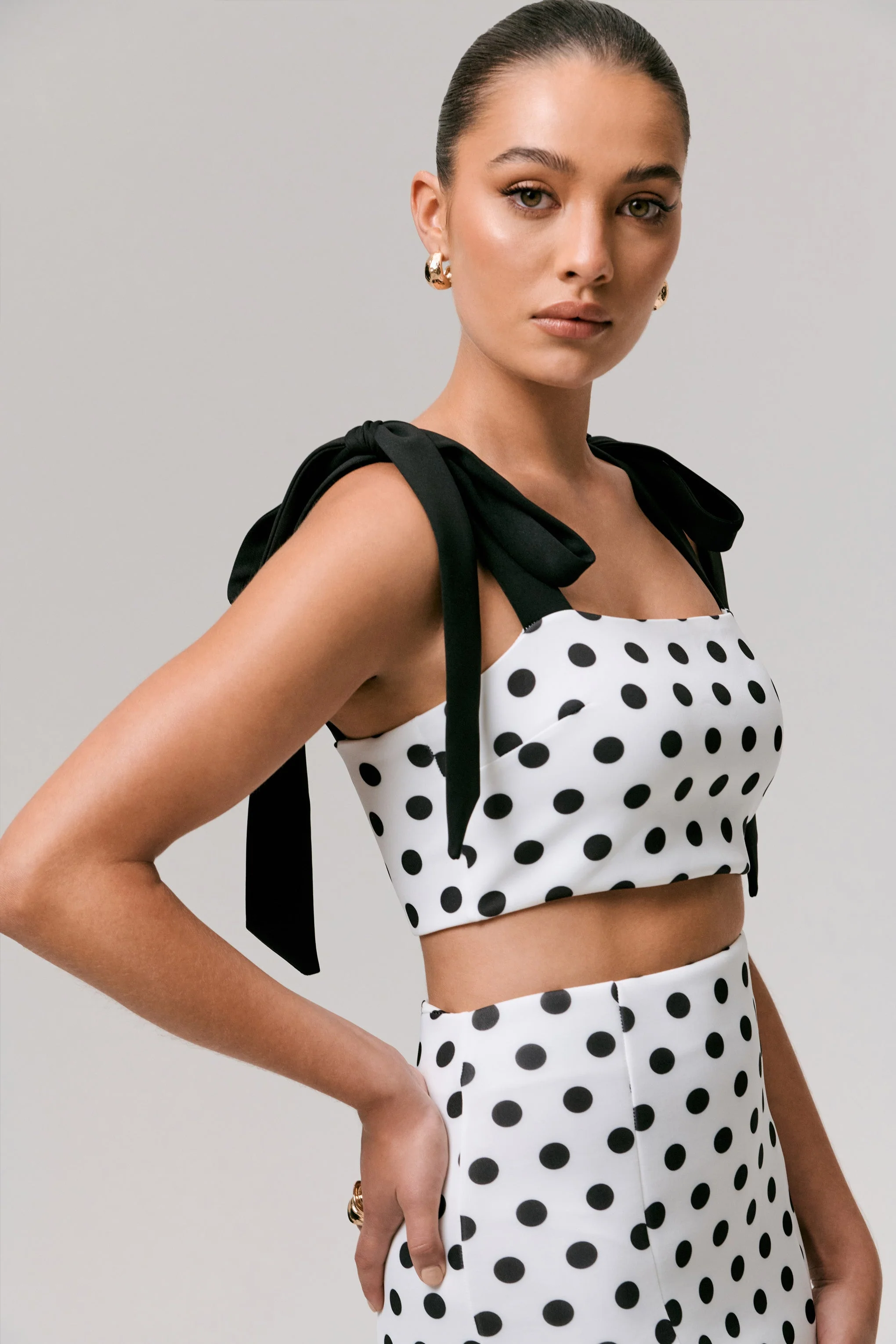 Phoebe | Schwarz-weißes Tupfen-Crop-Top mit Bindeträgern - Image 3