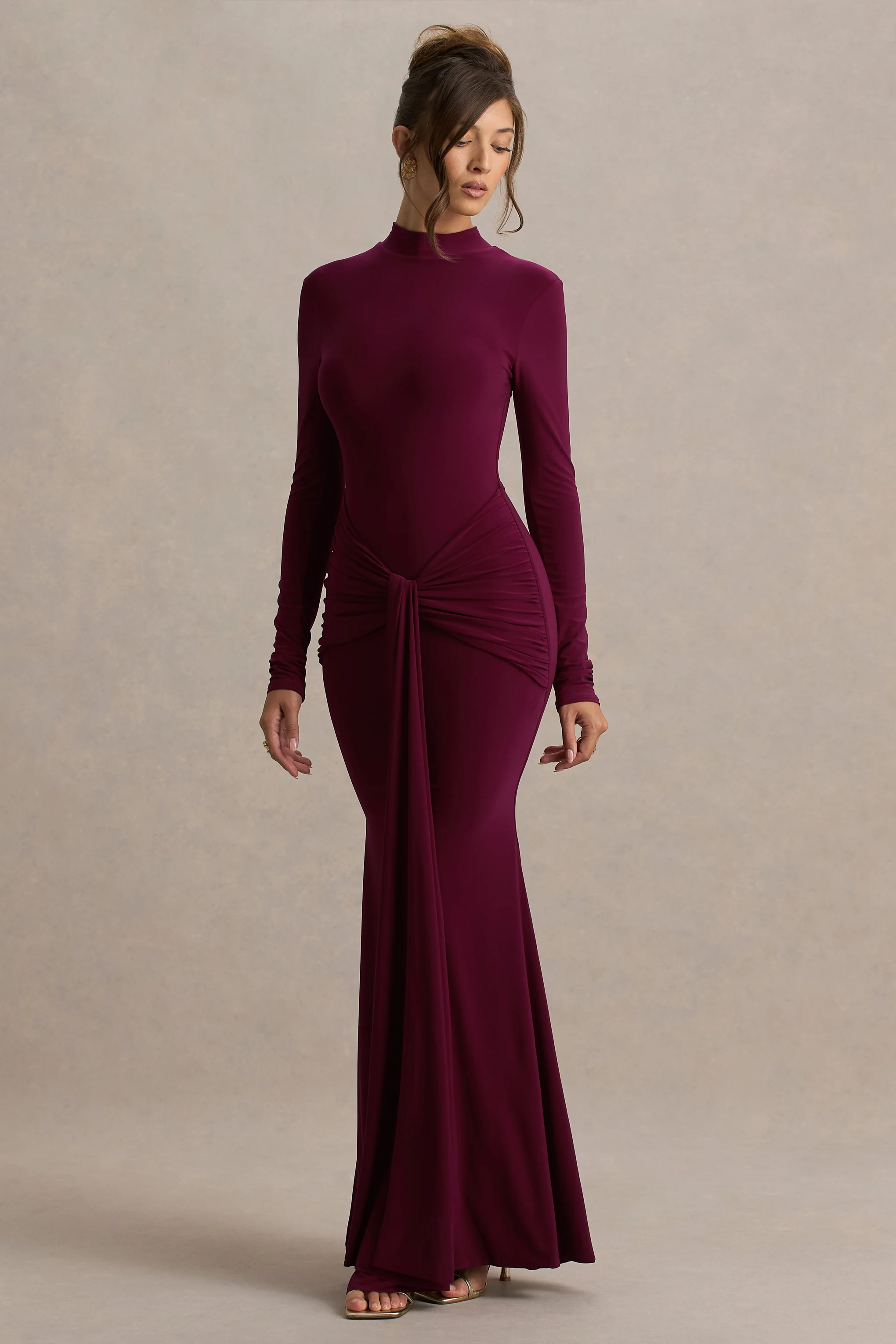 Pietra | Beerfarbenes Maxikleid mit hohem Ausschnitt, langen Ärmeln und Knotendetail - Image 3