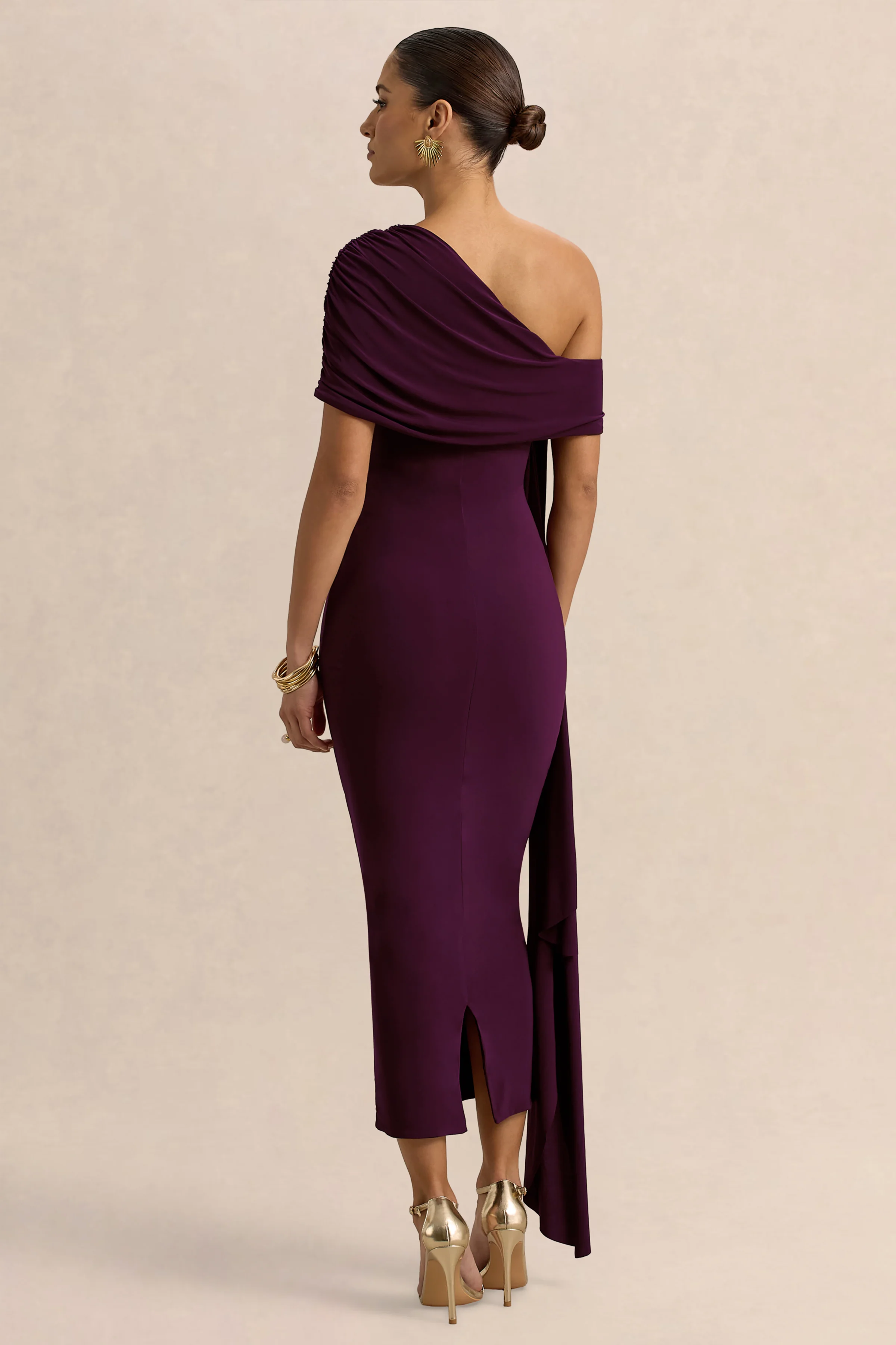 Praia | Pflaumfarbenes Midikleid mit asymmetrischem Ausschnitt, Drapierung und Gürtel - Image 2