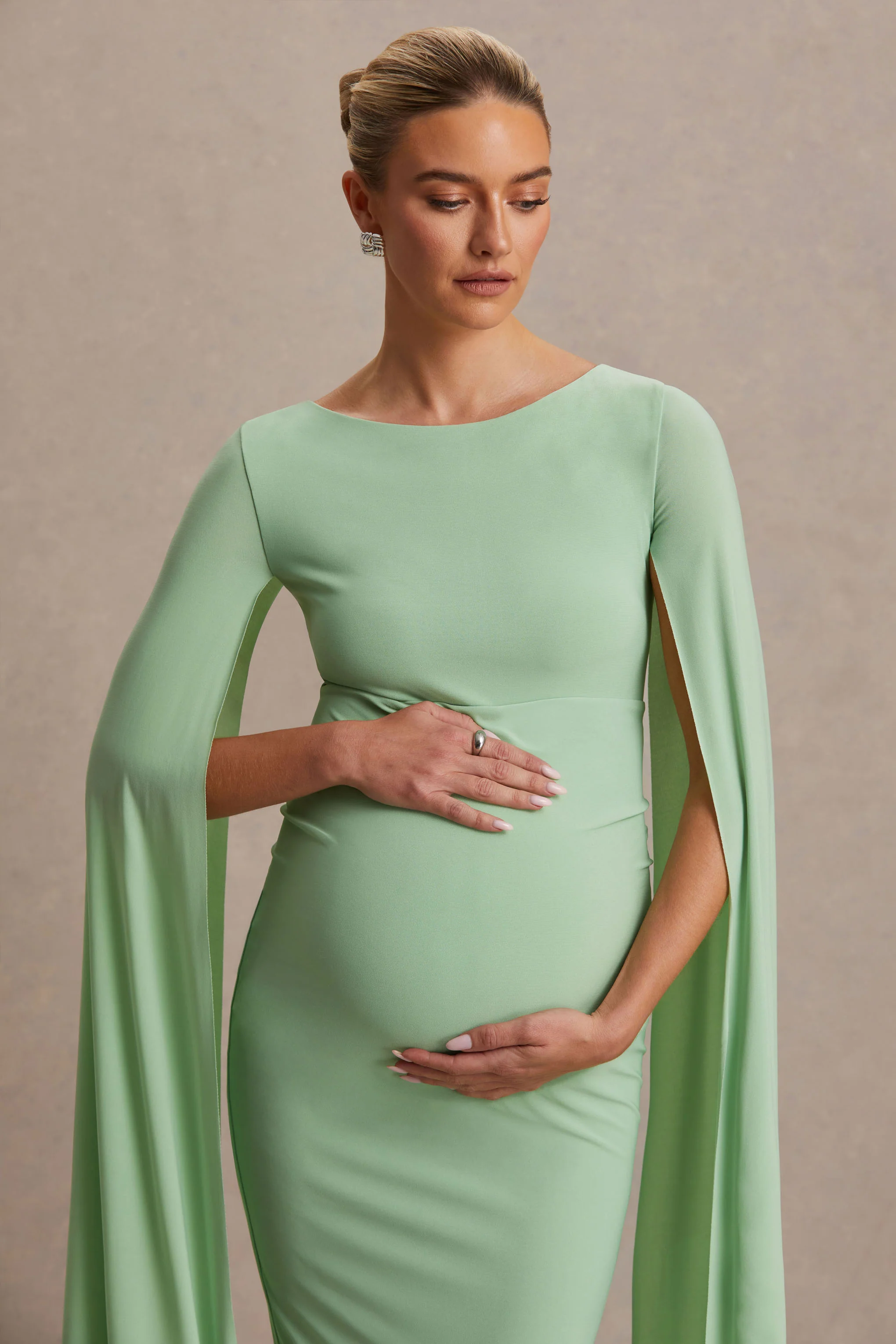 Providence | Hellgrünes Umstandsmidikleid mit hohem Kragen und Cape-Ärmeln - Image 6