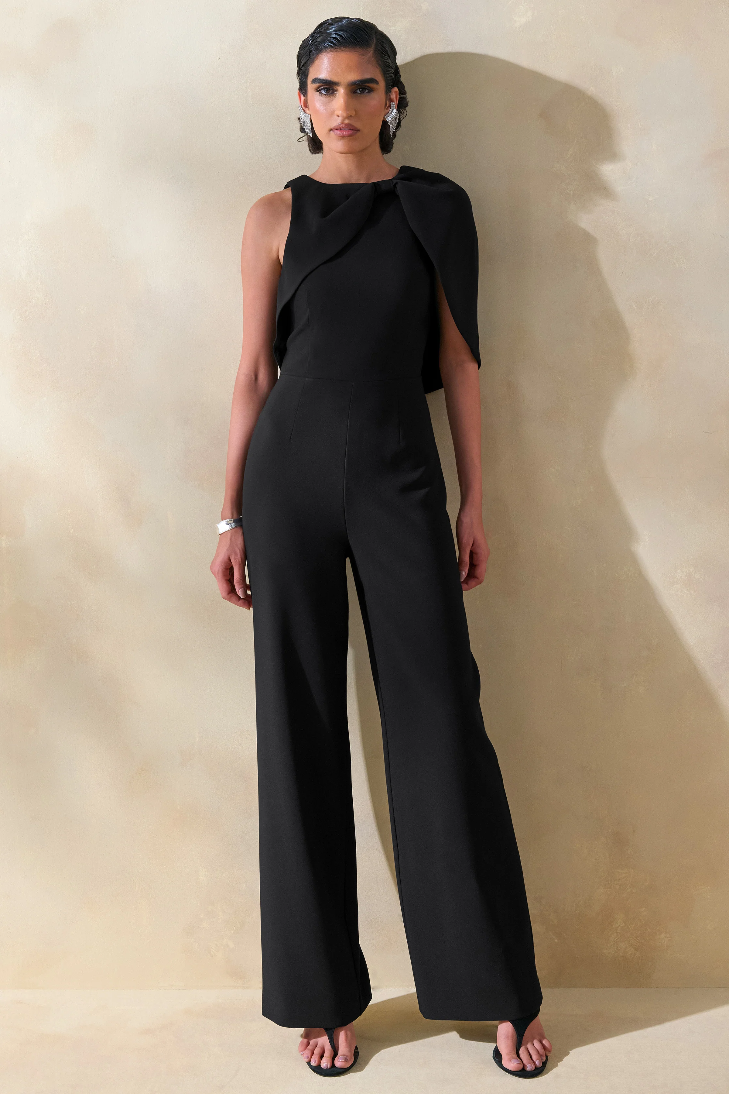 Quinley | Schwarzer Jumpsuit mit asymmetrischem Ausschnitt und Cape-Ärmel - Image 5