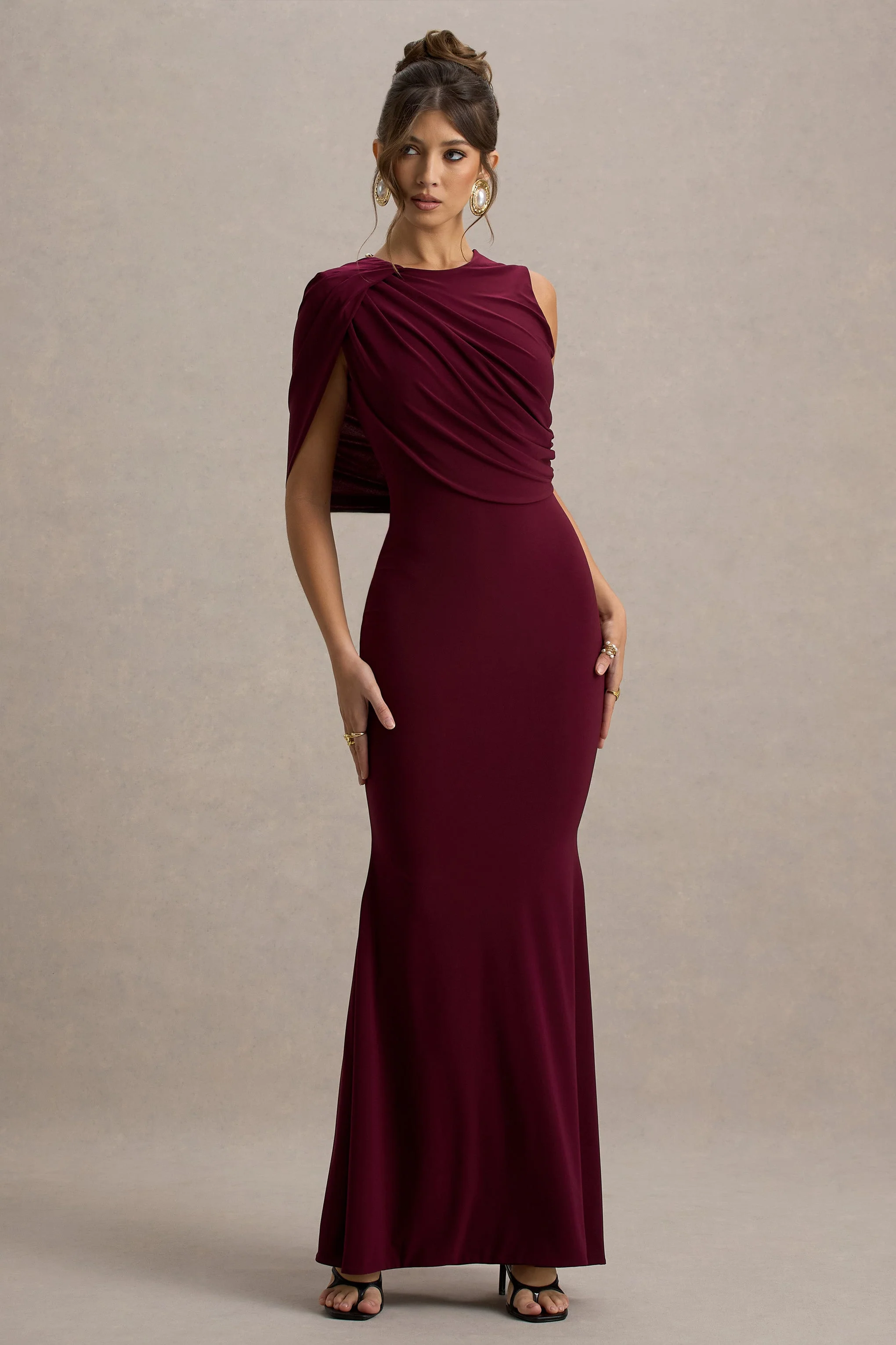 Rae | Burgunderrotes Maxikleid mit einärmligem Cape - Image 4