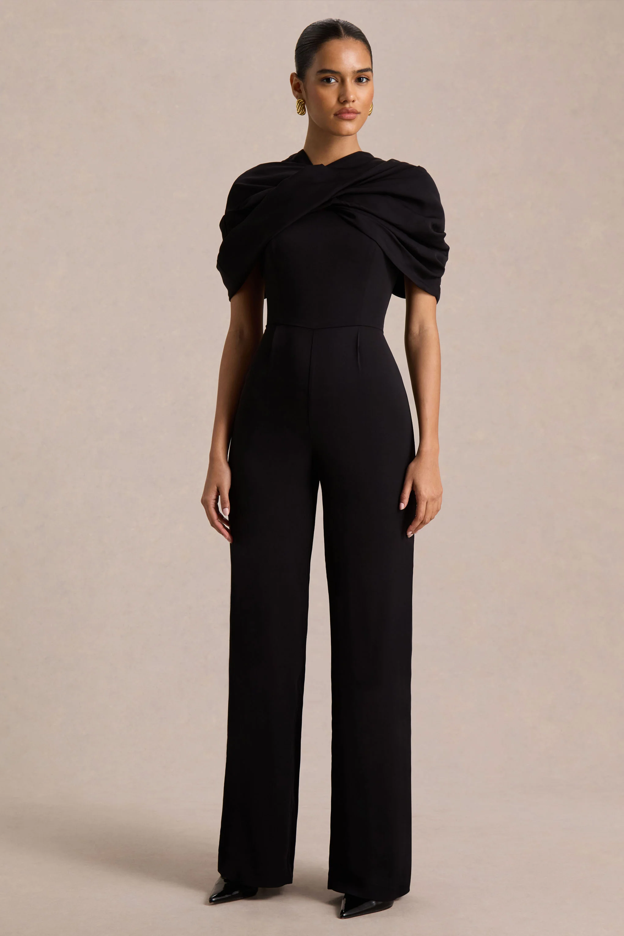 Raquel | Schwarzer Jumpsuit mit asymmetrischem Ausschnitt und gedrehtem Cape-Detail - Image 4