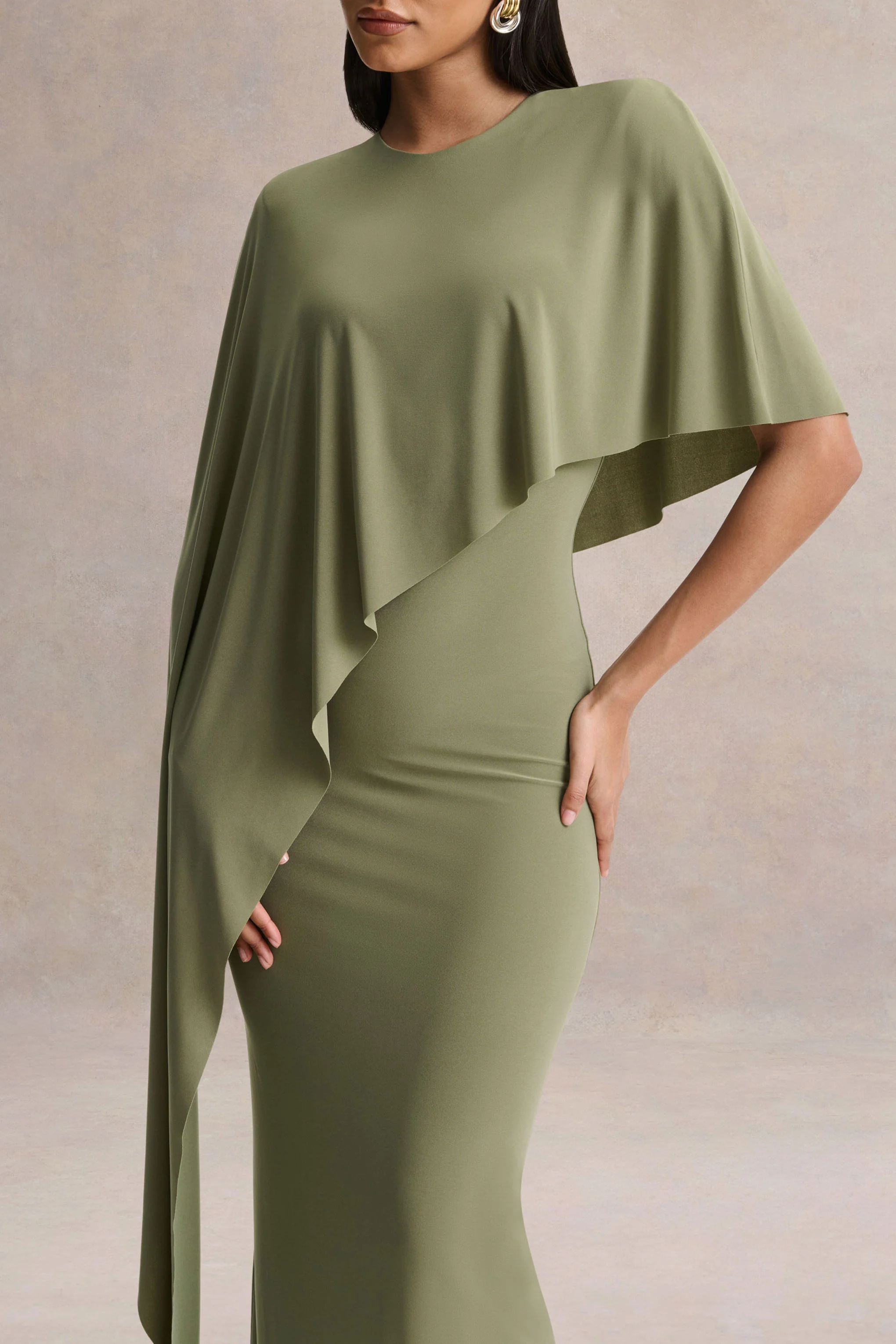 Ravena | Olivfarbenes Maxikleid mit Rundhalsausschnitt und asymmetrischem Cape-Ärmel - Image 3