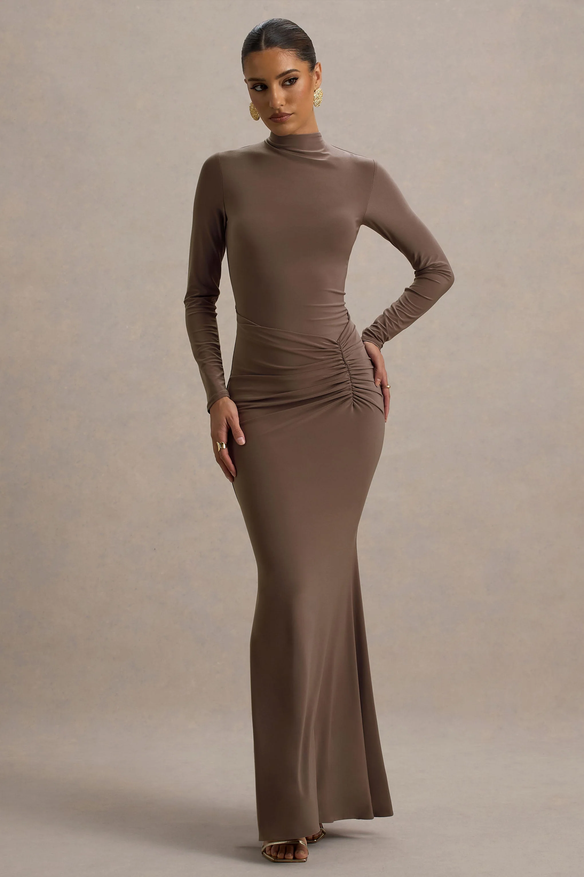 Reid | Braunes Maxikleid mit langen Ärmeln und Raffung - Image 4
