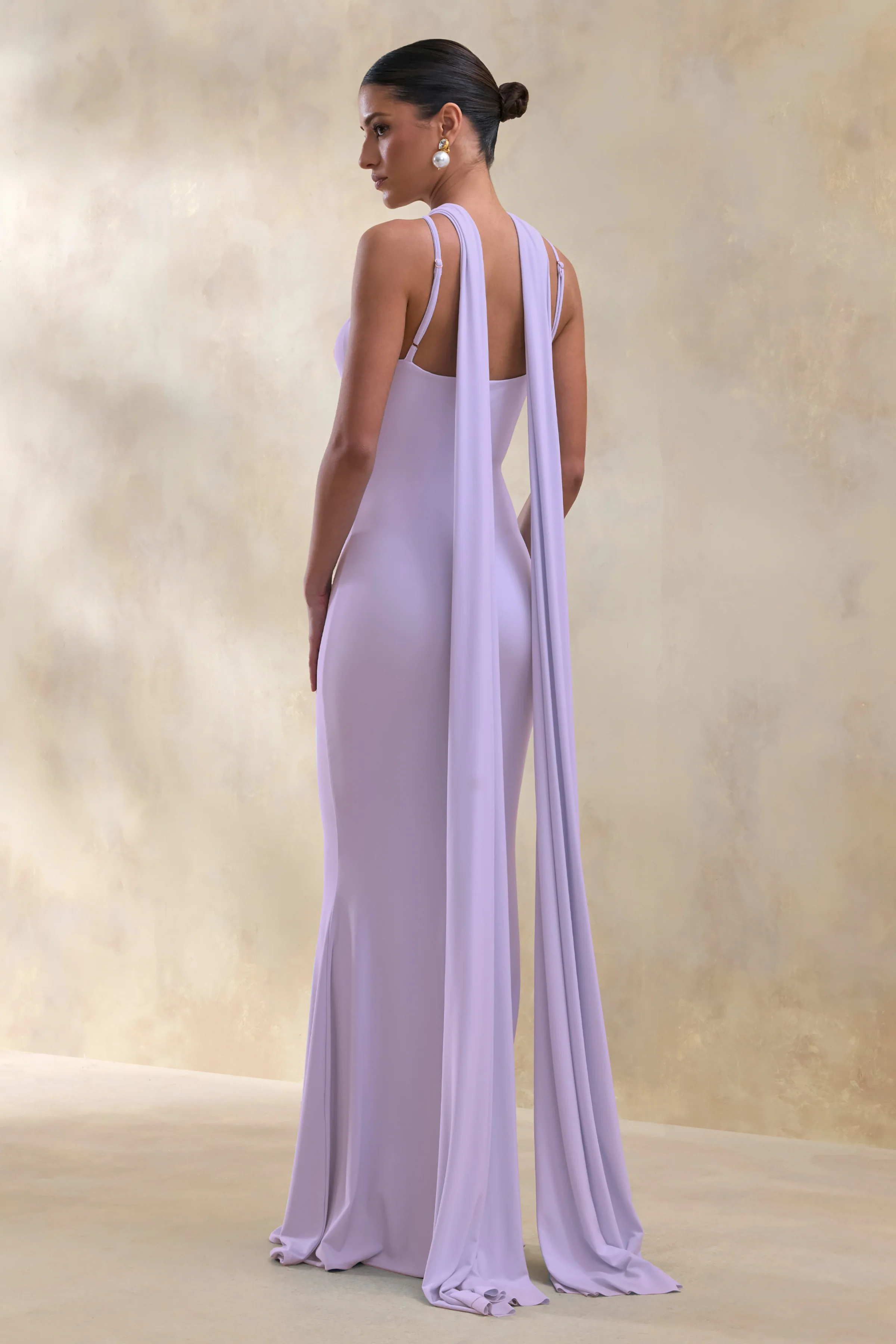 Rhoda | Fliederfarbenes Maxikleid mit Halterneck-Ausschnitt und Cape - Image 2