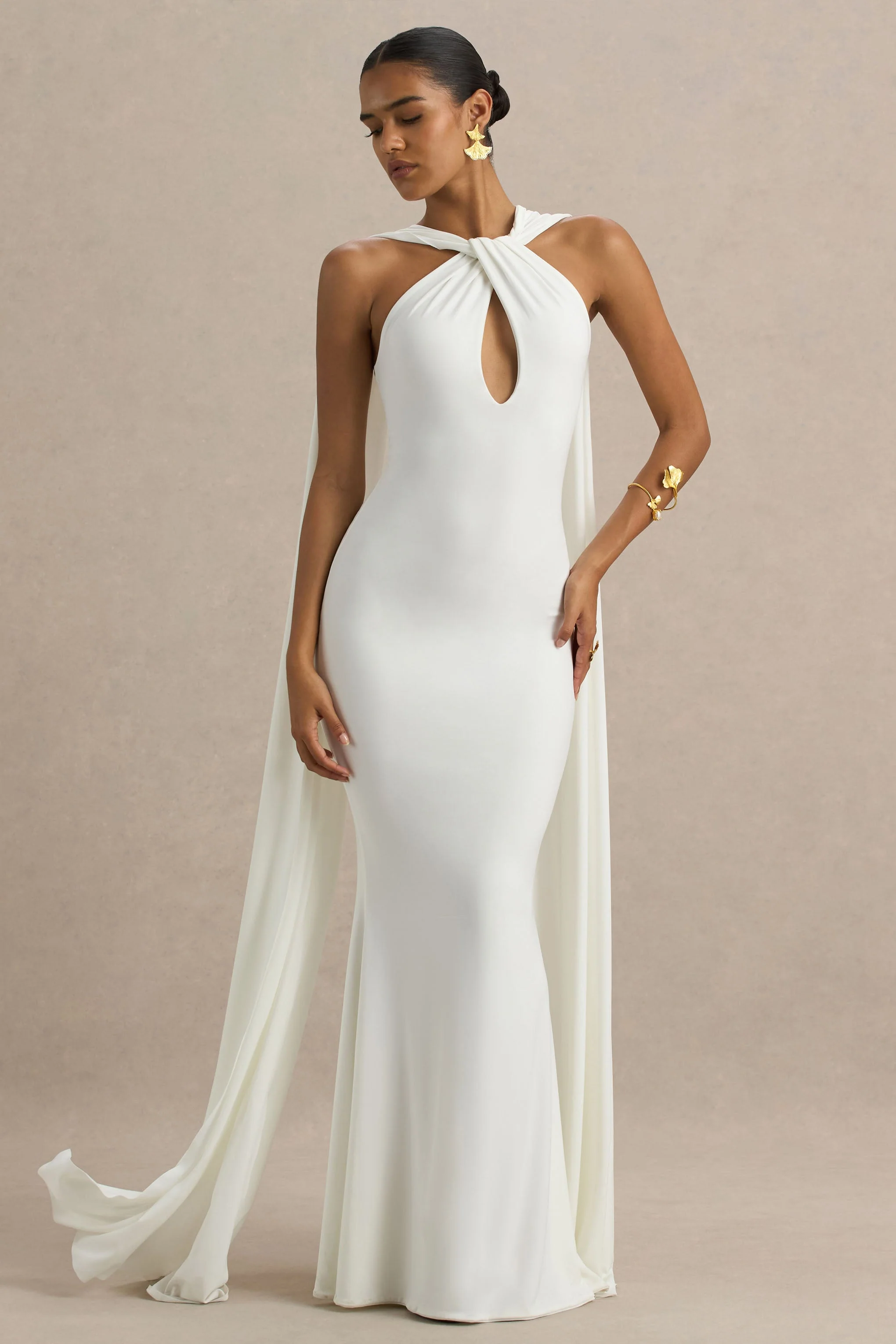 Rhoda | Weißes Maxikleid mit Halterneck-Ausschnitt und Cape - Image 3