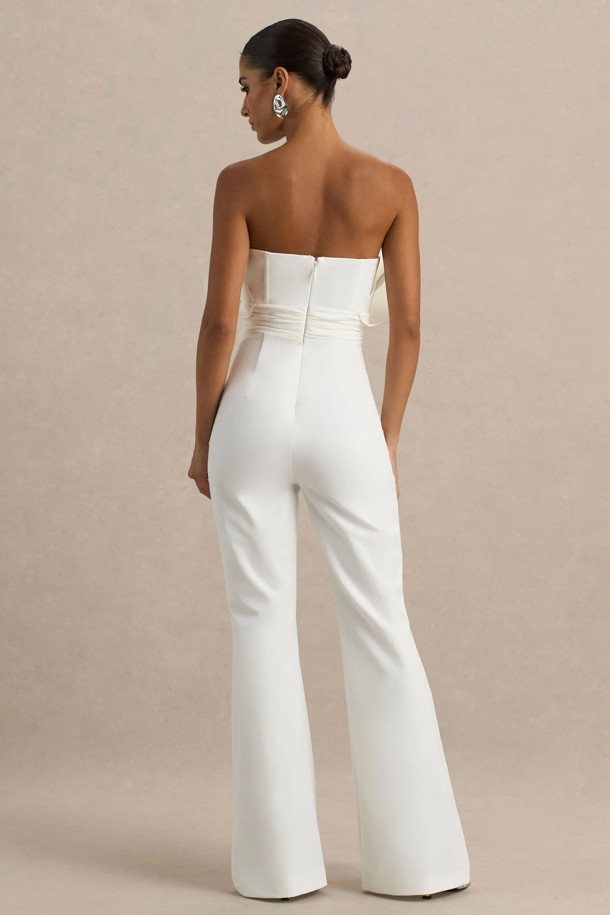 Riga | Weißer asymmetrischer Jumpsuit mit Rüschen. - Image 2