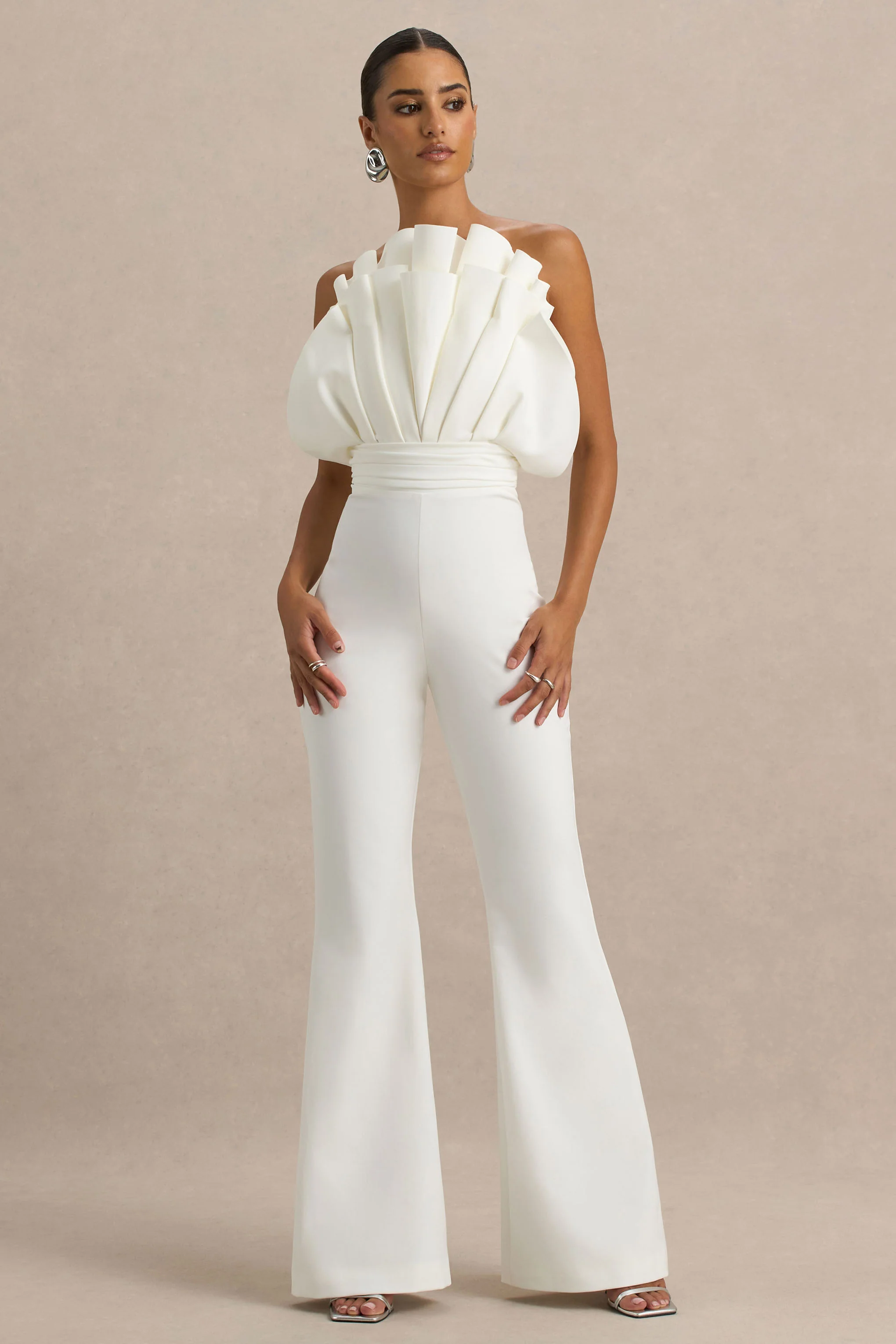 Riga | Weißer asymmetrischer Jumpsuit mit Rüschen. - Image 4